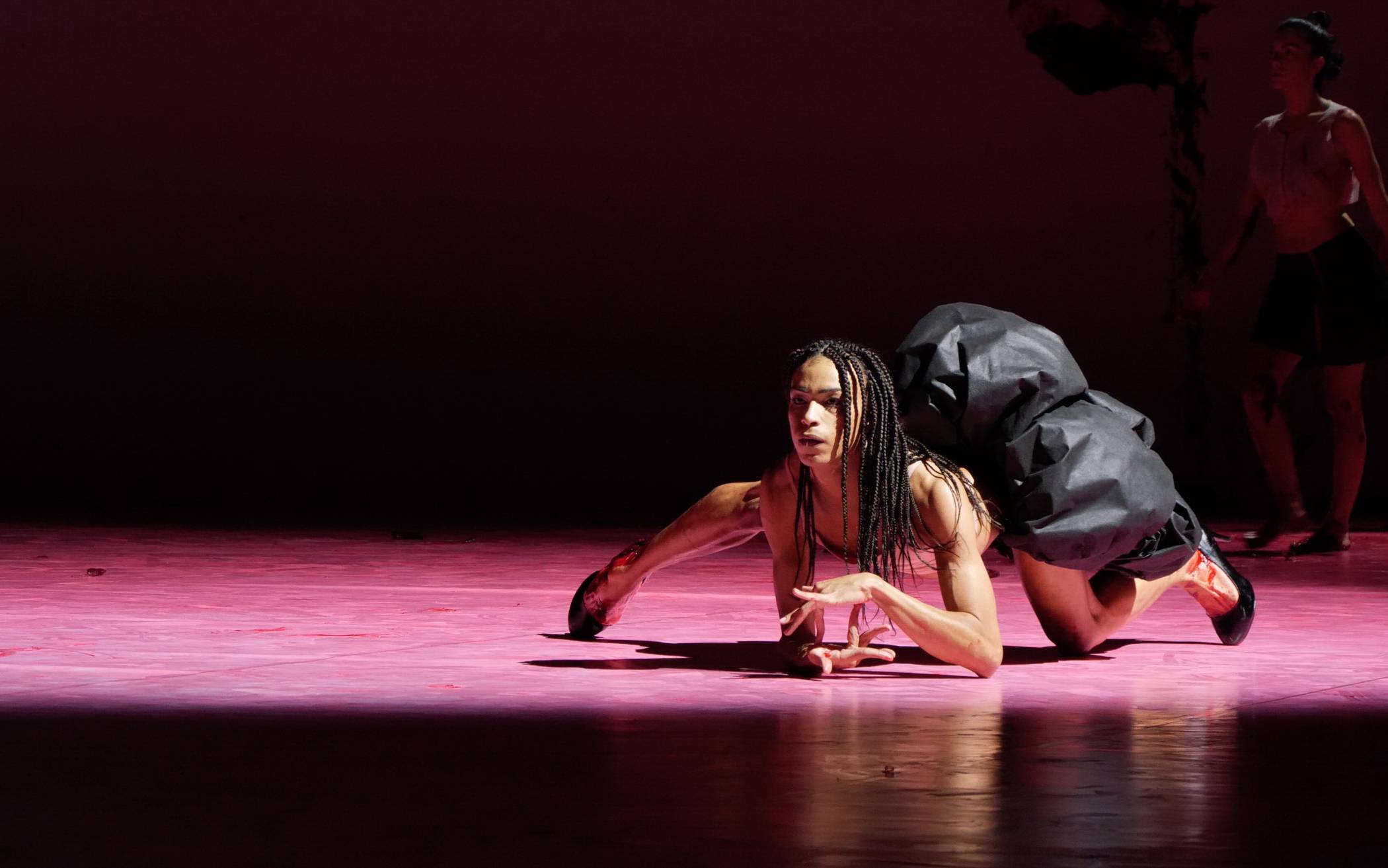  Naomi Brito vom Wuppertaler Tanztheater in der Choreographie "Ectopia" von Richard Siegal im Bühnenbild "Shooting into the Corner" von Anish Kapoor. 