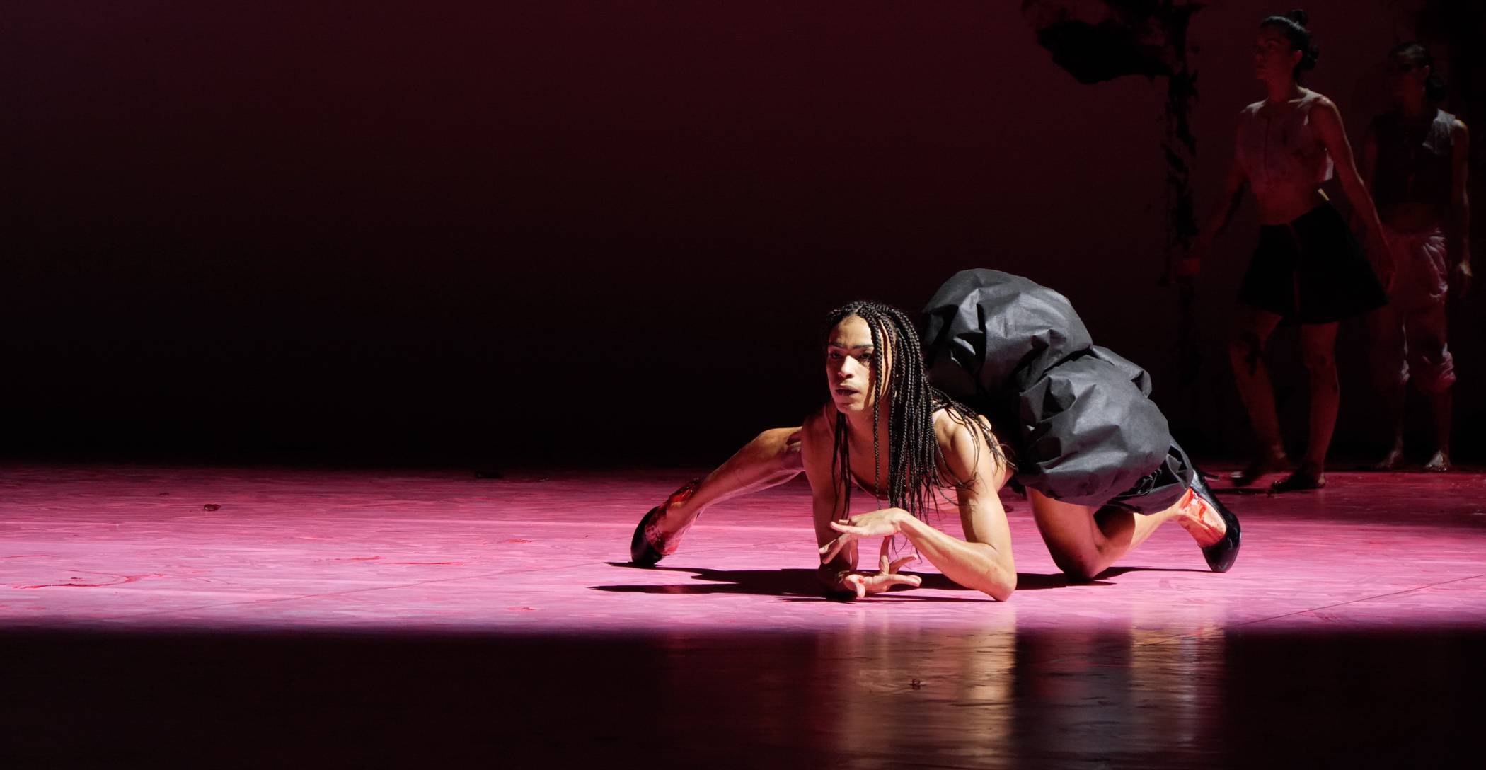  Naomi Brito vom Wuppertaler Tanztheater in der Choreographie "Ectopia" von Richard Siegal im Bühnenbild "Shooting into the Corner" von Anish Kapoor. 