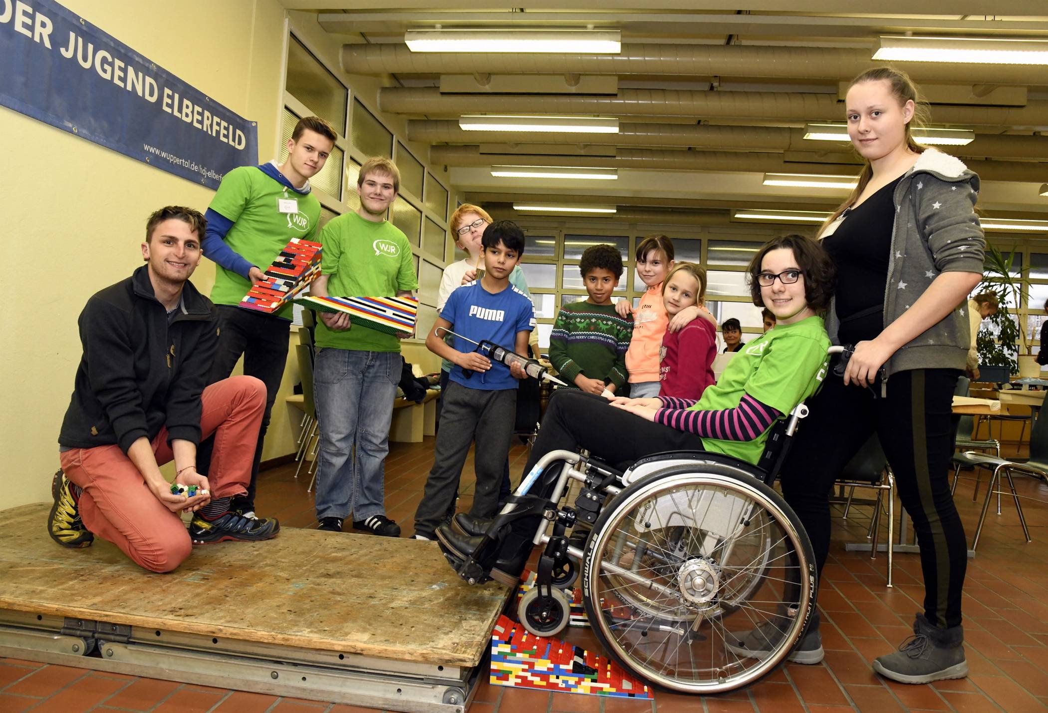  Dank der Rampe aus Legosteinen ist die Kante kein Hindernis mehr. Das haben sich auch die Mitglieder des Wuppertaler Jugendrates gedacht und fleißig Legostein-Spenden geworben. (Archivfoto) 