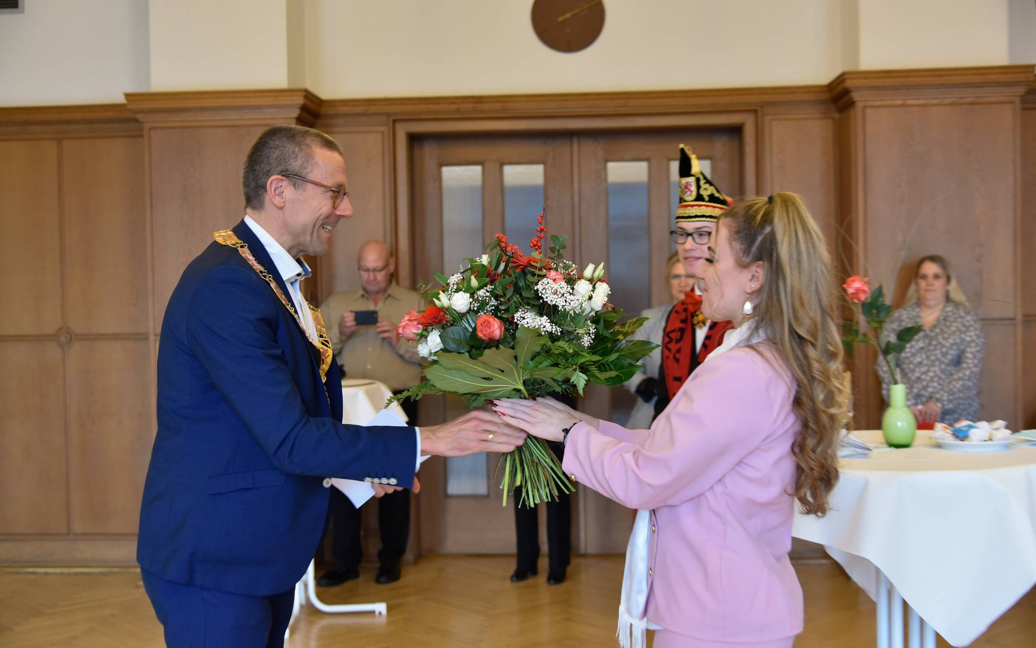  Blumen für die Prinzessin: Oberbürgermeister Uwe Schneidewind überreicht Michelle II im Rathaus einen Strauß. 