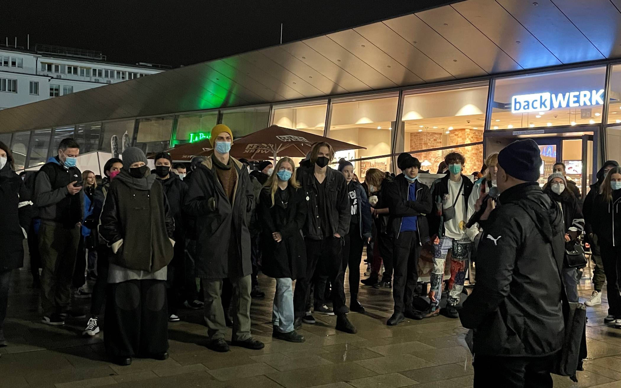  Bürgerinnen und Bürger verlangten bei der Demo am vergangenen Samstag am Döppersberg Aufklärung. 