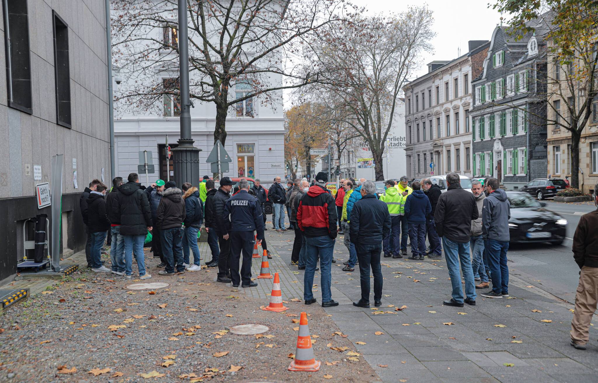  Die „aktive Mittagspause“ vor dem Wuppertaler Polizeipräsidium. 