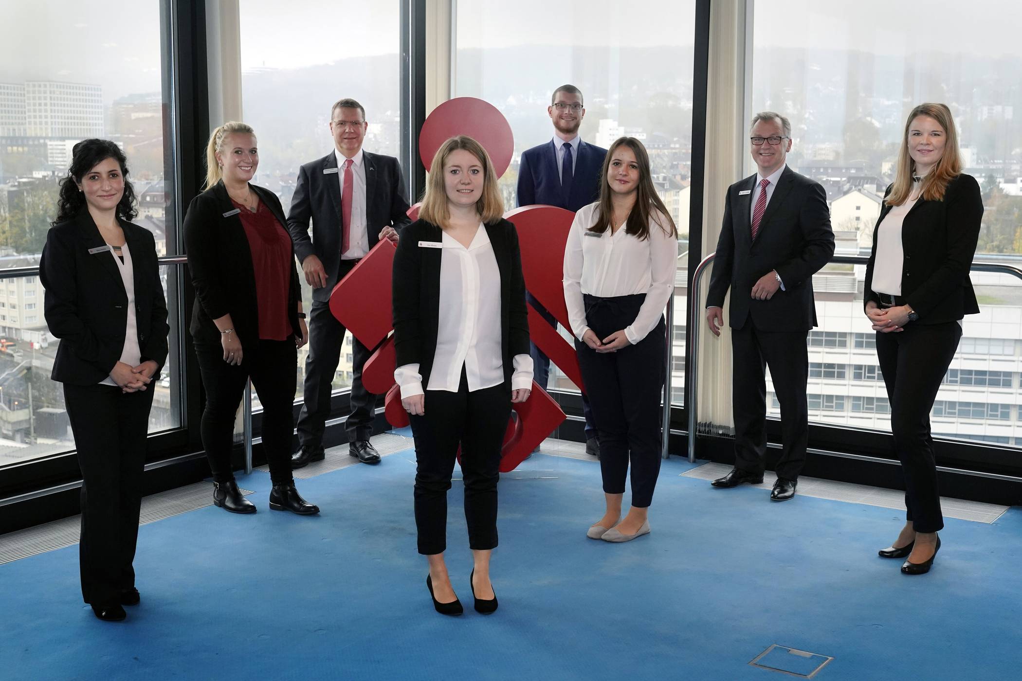  Die vier neuen IHK-Versicherungsfachleute mit den die Fortbildung begleitenden Sparkassen-Mitarbeitenden. 