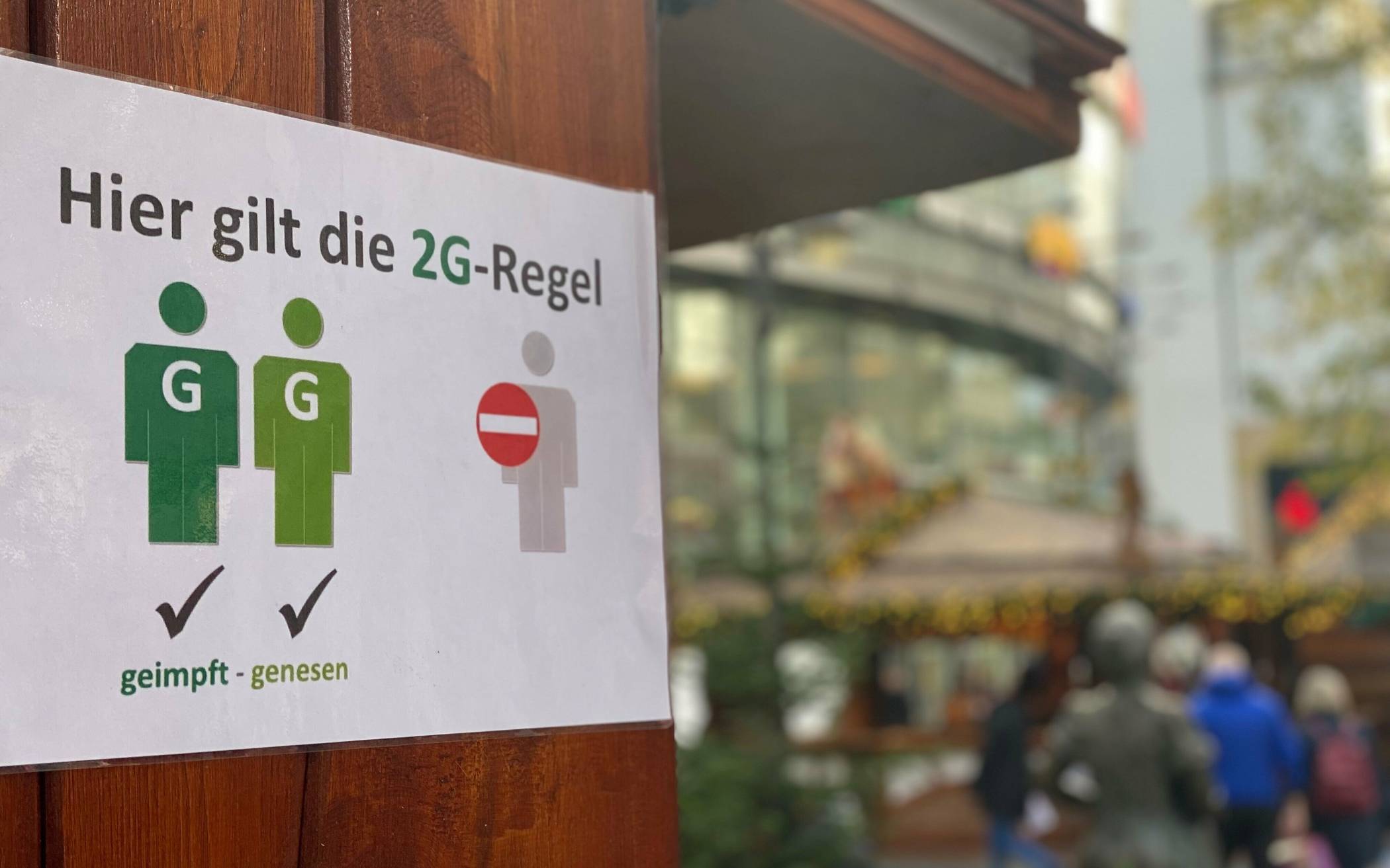  Diese Schilder machen klar: An Wuppertals Weihnachtsmarkt-Ständen gilt die 2G-Regel. 