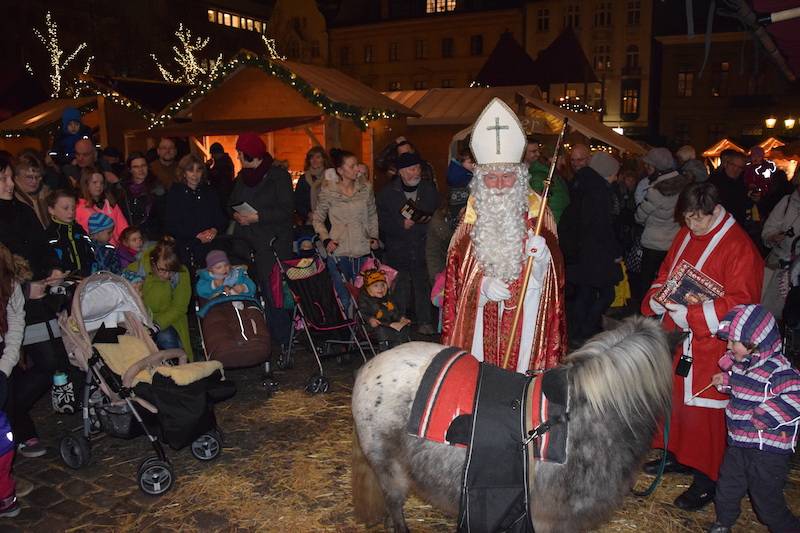 Der Nikolaus mit seinem Pony (Archivbild).