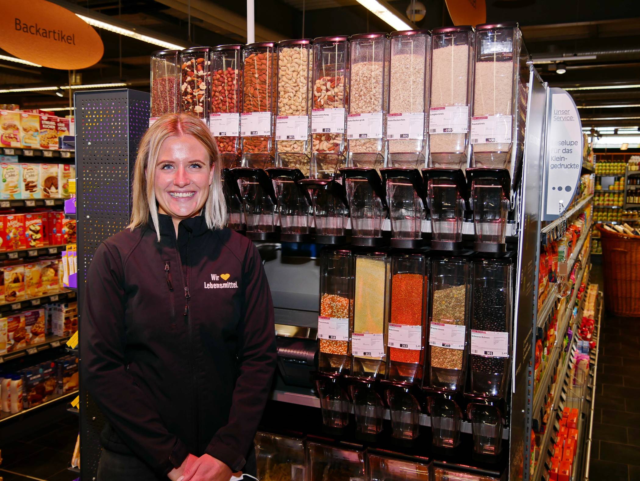  Filialleiterin Katrin Wierciak freut sich über die Unverpackt-Station für Trockenprodukte. 
