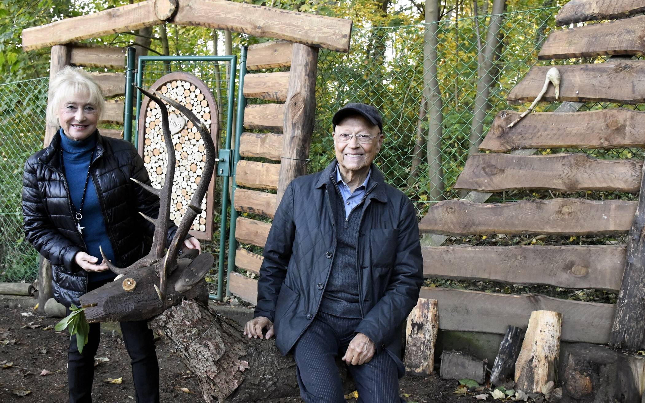  Evelyn und Salim Habbas mit einer ihrer Holzkreationen. Die Hirsch-Skulptur erschufen die beiden aus Material von beschnittenen Bäumen – nachhaltig und kreativ. 