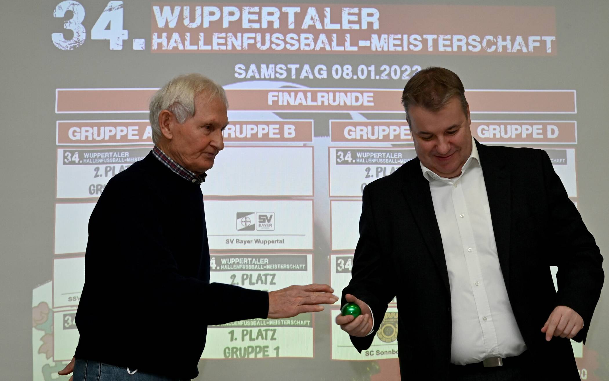  Günter Pröpper mit dem Kreisvorsitzenden Stefan Langerfeld vor kurzem bei der Auslosung der Hallen-Stadtmeisterschaft. 