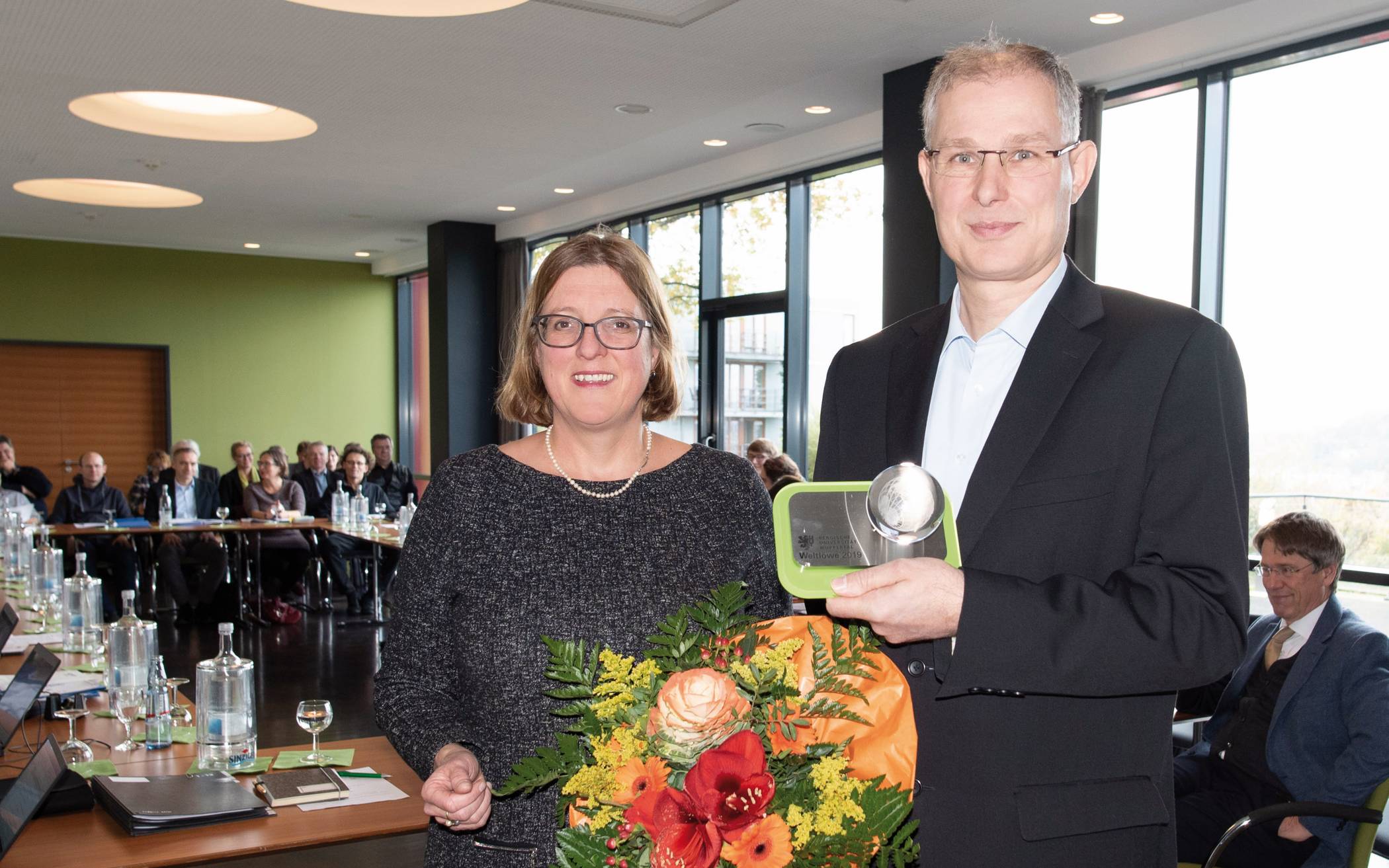  Prof. Dr.-Ing. Jörg Rinklebe bei einer Auszeichnung mit Prof. Dr. Cornelia Gräsel. 