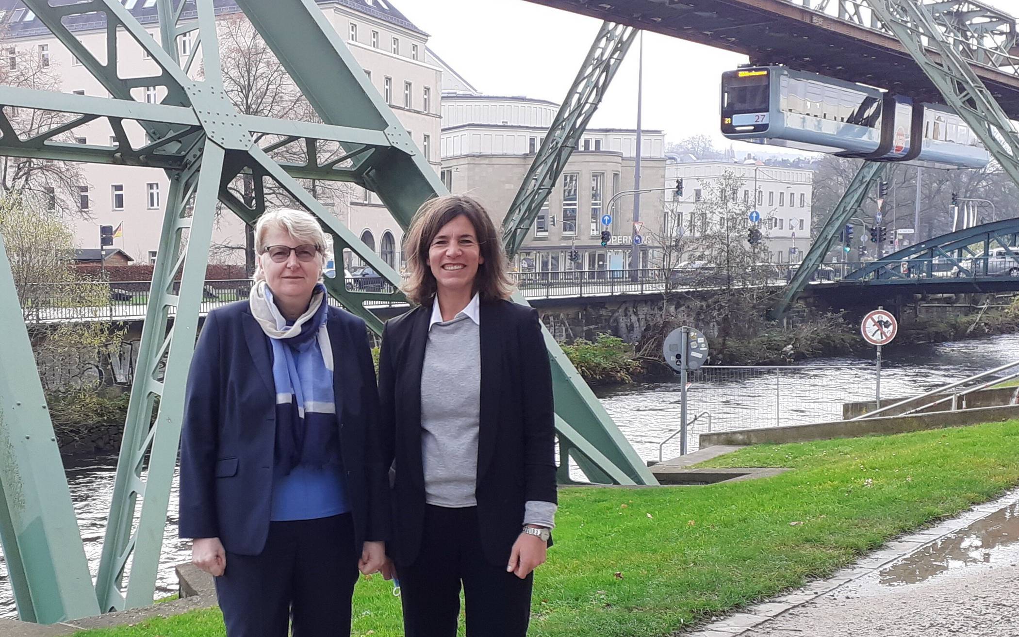  Die neue Dienststellenleiterin Eva Stahlschmidt (re.) mit Marion Michaelis, der Finanzpräsidentin der Oberfinanzdirektion (OFD) Münster. 