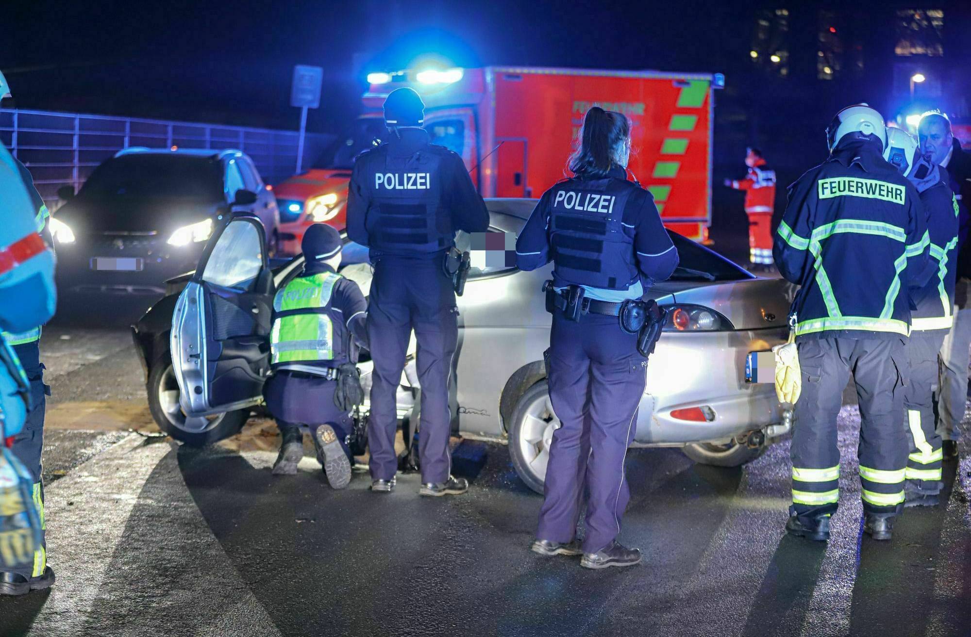 Verkehrsunfall in Wuppertal-Oberbarmen mit vier Verletzten.