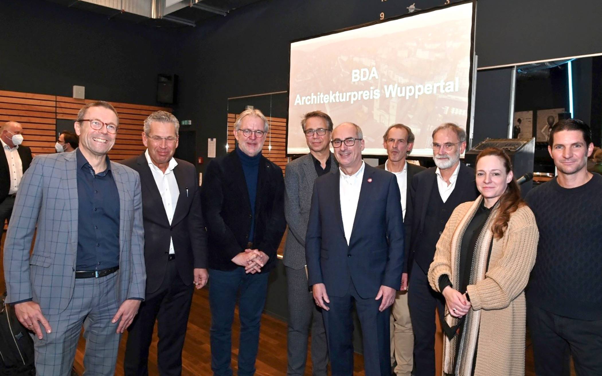  Die Preisträger und Gäste bei der Verleihung des „Architekturpreises Wuppertal 2020“ durch die Wuppertaler Sektion des Bundes Deutscher Architektinnen und Architekten (BDA) im Heckinghauser Gaskessel. 