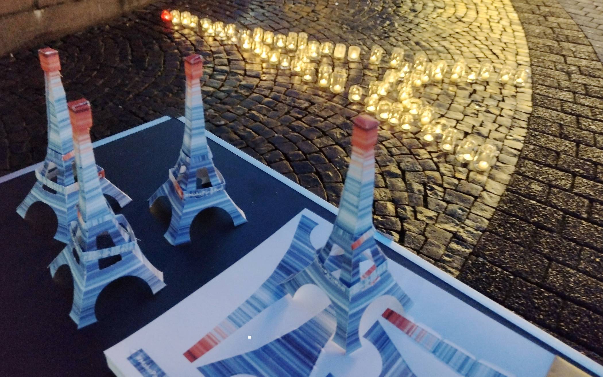 Erleuchteter Eiffelturm am Neumarkt als Mahnung