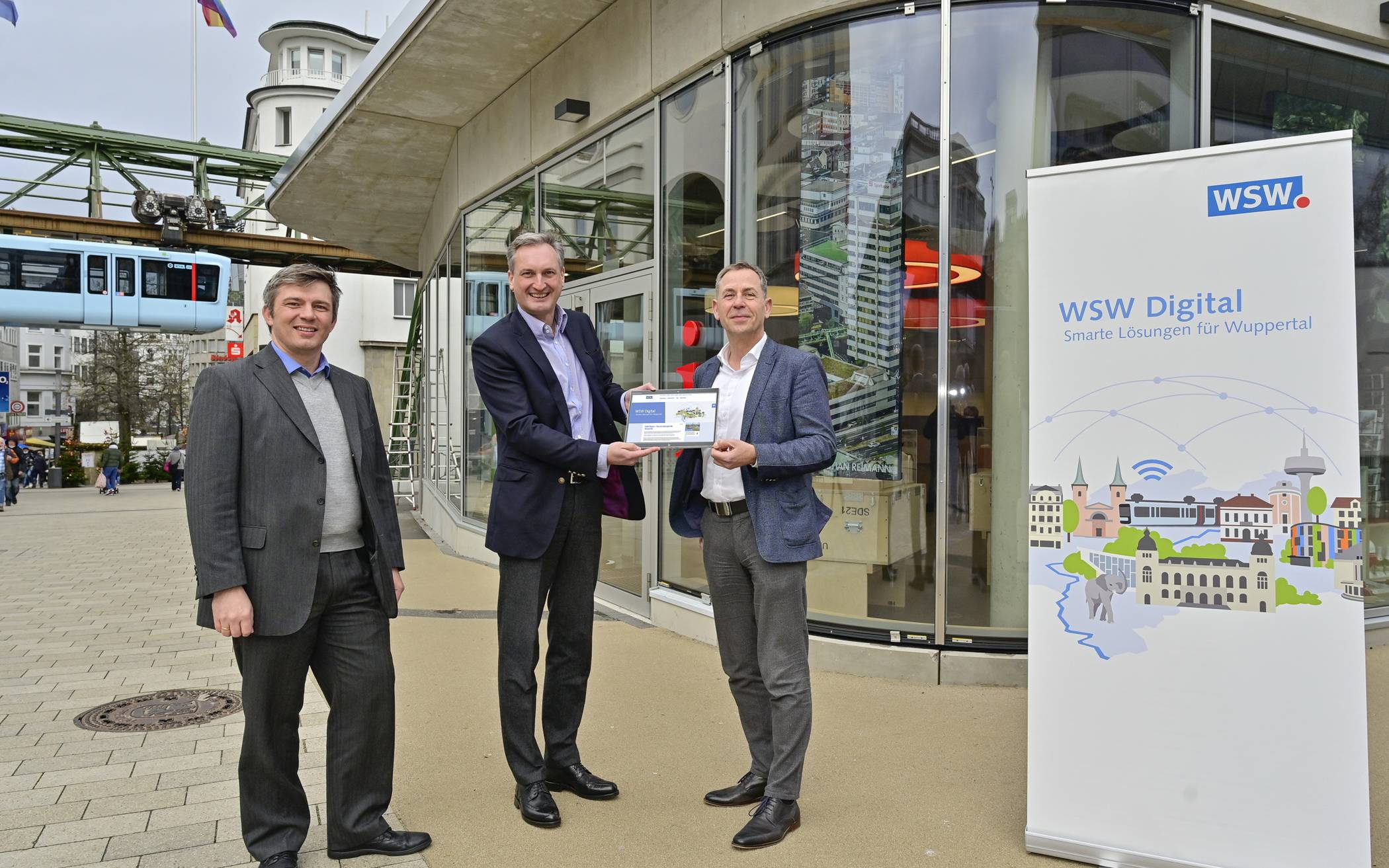  Von links: Sören Högel (Leiter Digitale Lösungen WSW), Markus Hilkenbach (WSW-Vorstandsvorsitzender), Martin Bang (Geschäftsführer Wuppertal Marketing GmbH). 