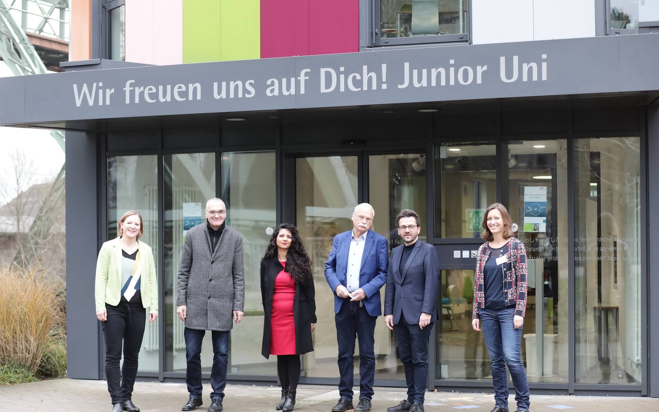  Thomas Kutschaty (2.v.r) besuchte mit Dietmar Bell (2.v.l.) und Dilek Engin (3.v.l., beide SPD Wuppertal) die Junior Uni. Geschäftsführer Ernst-Andreas Ziegler (3.v.r.) und die Geschäftsführerinnen Dr. Ariane Staab (li.) und Dr. Annika Spathmann (re.) stellten das Konzept vor. 