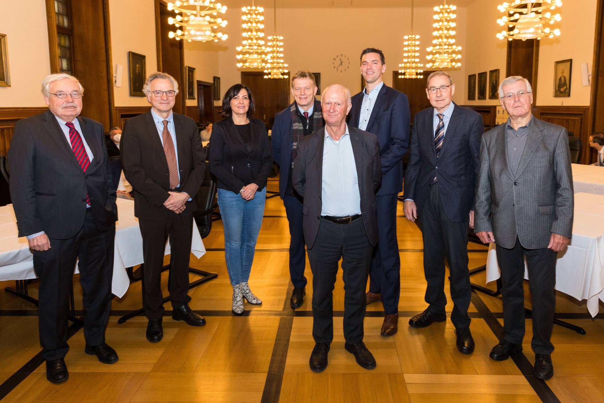  Von li.: Klaus Zimmermann, Hugo Sattler, Prof. Anke Kahl, IHK-Hauptgeschäftsführer Michael Wenge, Klaus Appelt, IHK-Präsident Henner Pasch, Theo Beer und Manfred Kranenberg. 