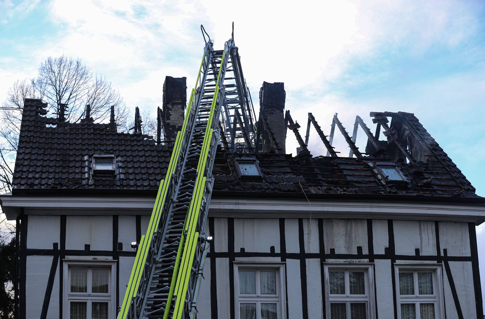 Haus nach Dachstuhlbrand in Wuppertal-Wichlinghausen unbewohnbar