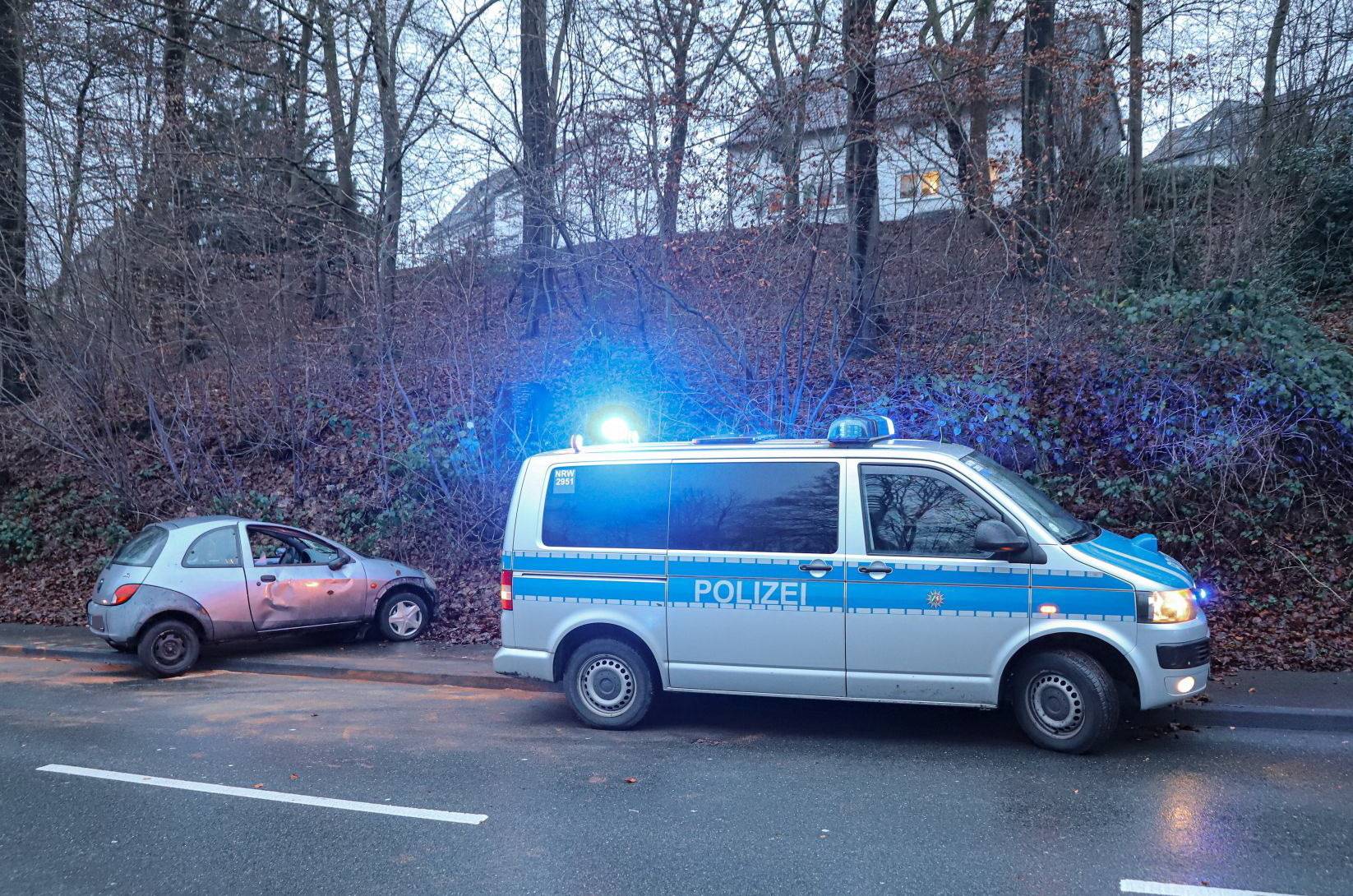 Unfall auf kurvenreicher Strecke in Wuppertal-Barmen