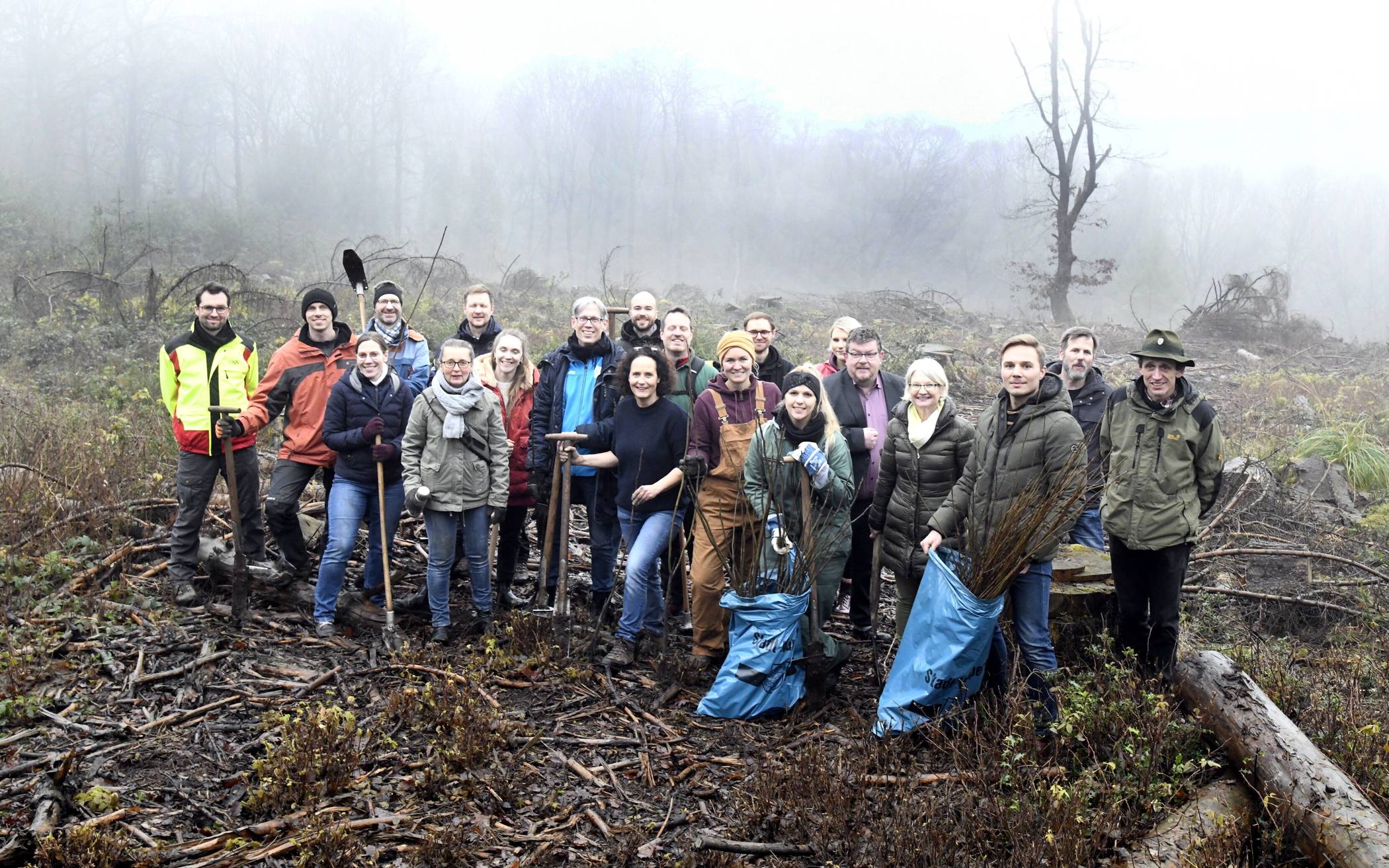  Mitglieder des Nachhaltigkeitsnetzwerks bei der Pflanzaktion im abgestorbenen Fichtenwald an der Ronsdorfer Talsperre.    