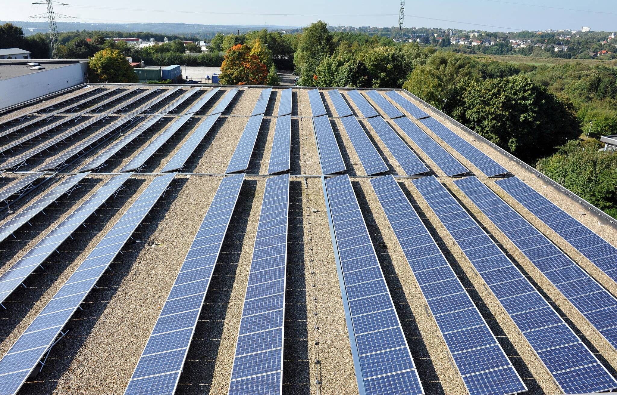  Blick auf die Photovoltaikanlage auf einem Dach der Hauptverwaltung in Lennep. 