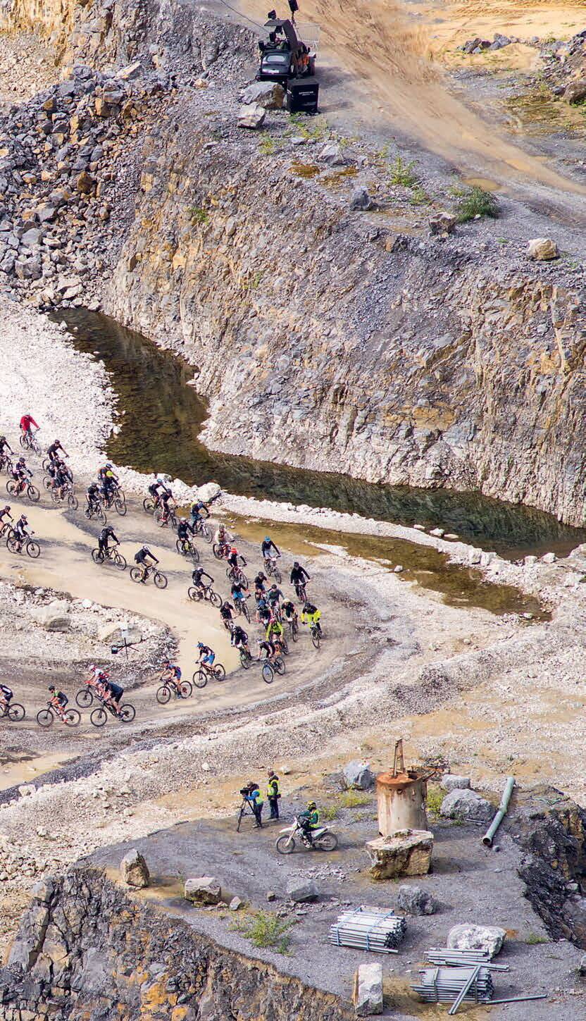 480 Mountainbiker kämpften sich beim „Red Bull Radical“ über 600 Höhenmeter und...
