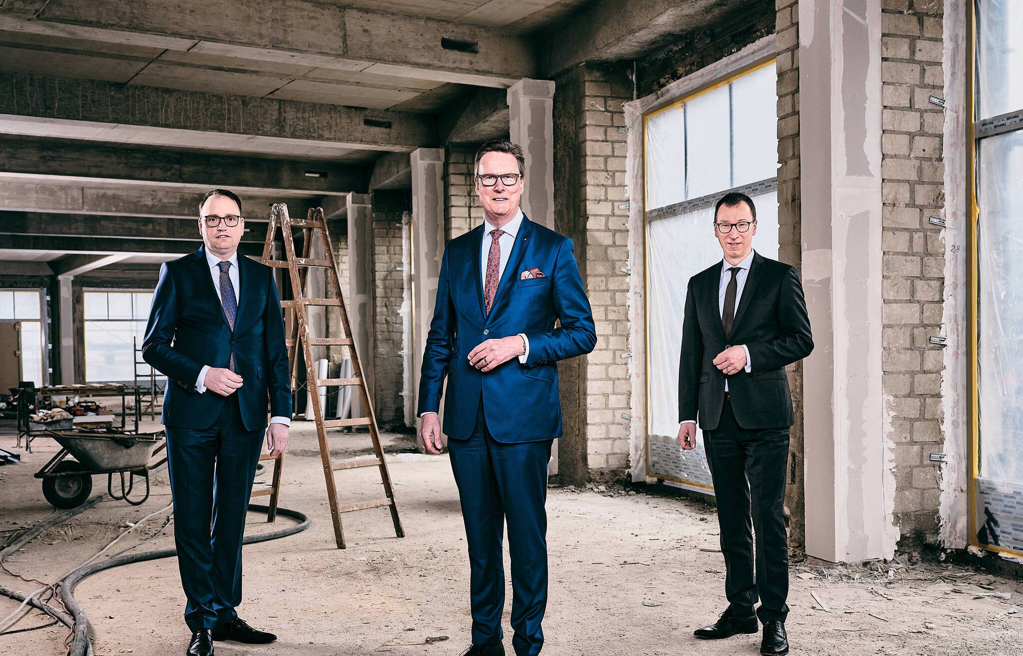  Der Sparkassen-Vorstand in der Baustelle der neuen Elberfelder Filiale im KöBo-Haus am Döppersberg, die im Sommer eröffnen soll (v.l.); Patrick Hahne, Gunther Wölfges und Axel Jütz. 
