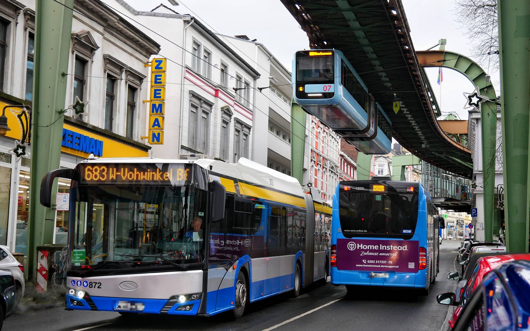  Busse und Schwebebahn auf der Kaiserstraße in Vohwinkel. 