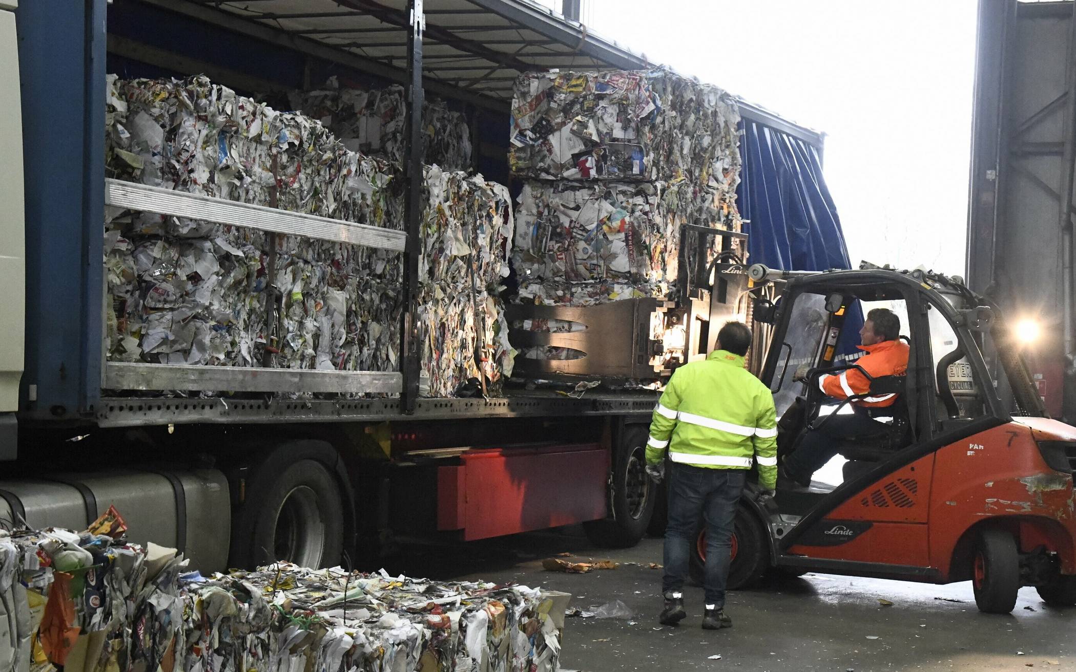  Für die hochwertigen Zeitungspapiere geht es in großen Bündeln zum Recycling. 