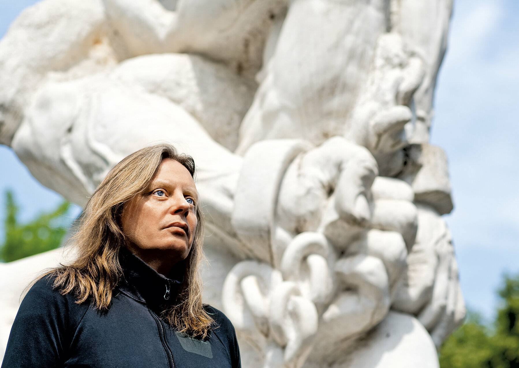 Jan Koemmet vor der Skulptur „Die