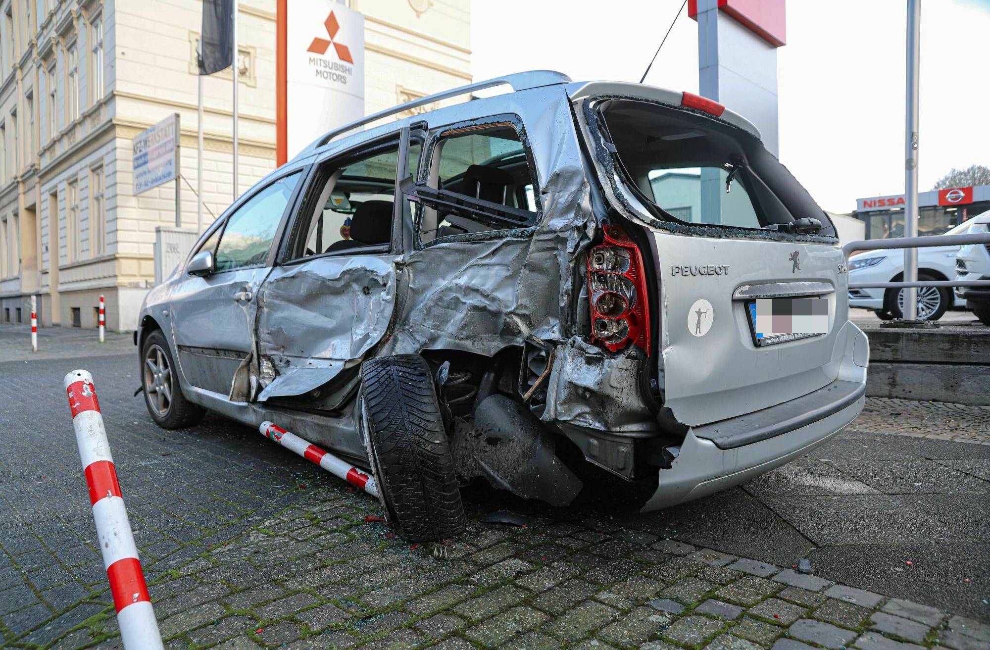Zahlreiche Wagen nach Unfall beschädigt