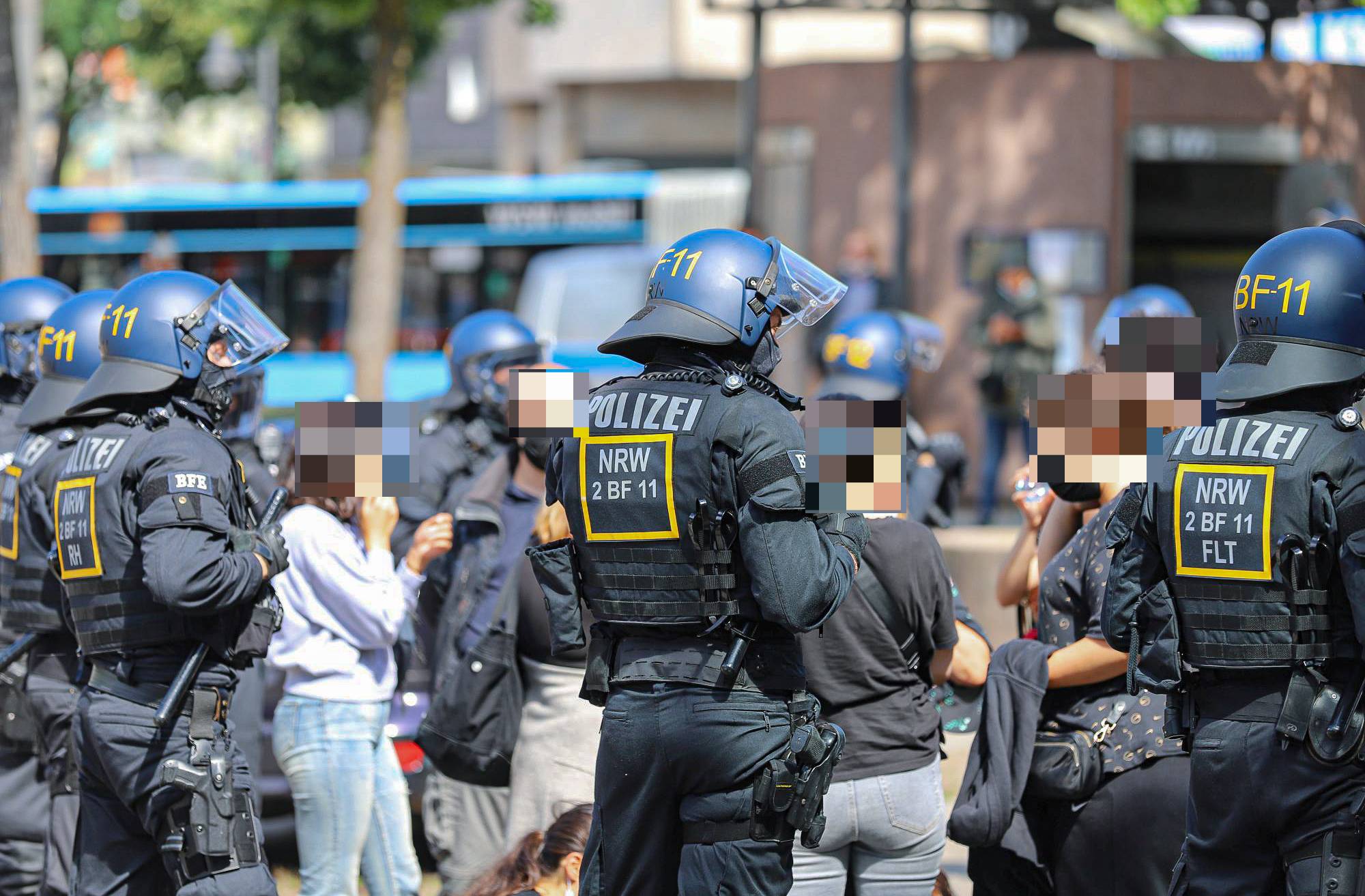  Polizeibeamte im August 2021 bei einer Demo auf dem Berliner Platz. 