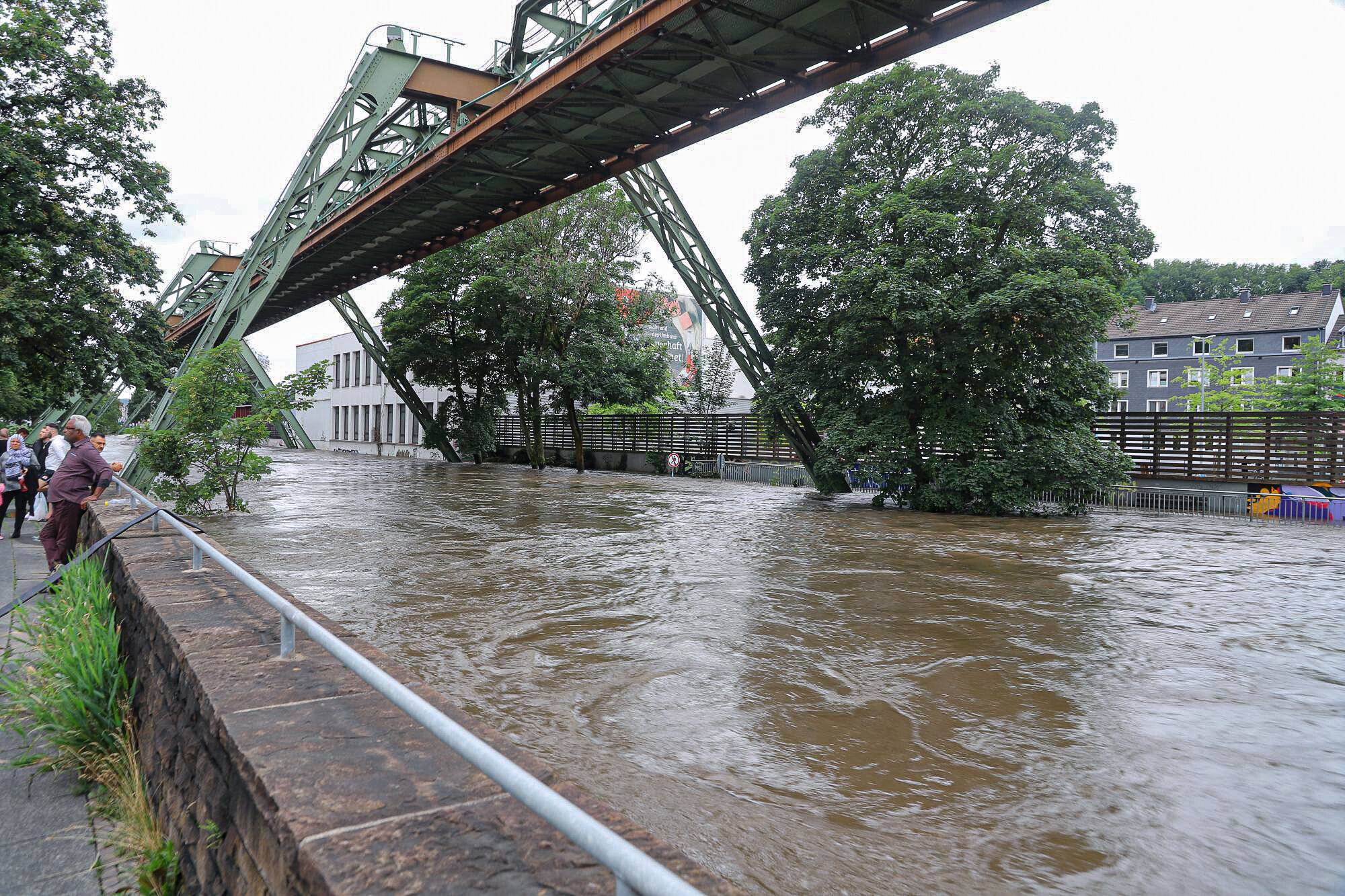  Die randvolle Wupper am 15. Juli 2021 in Elberfeld. 