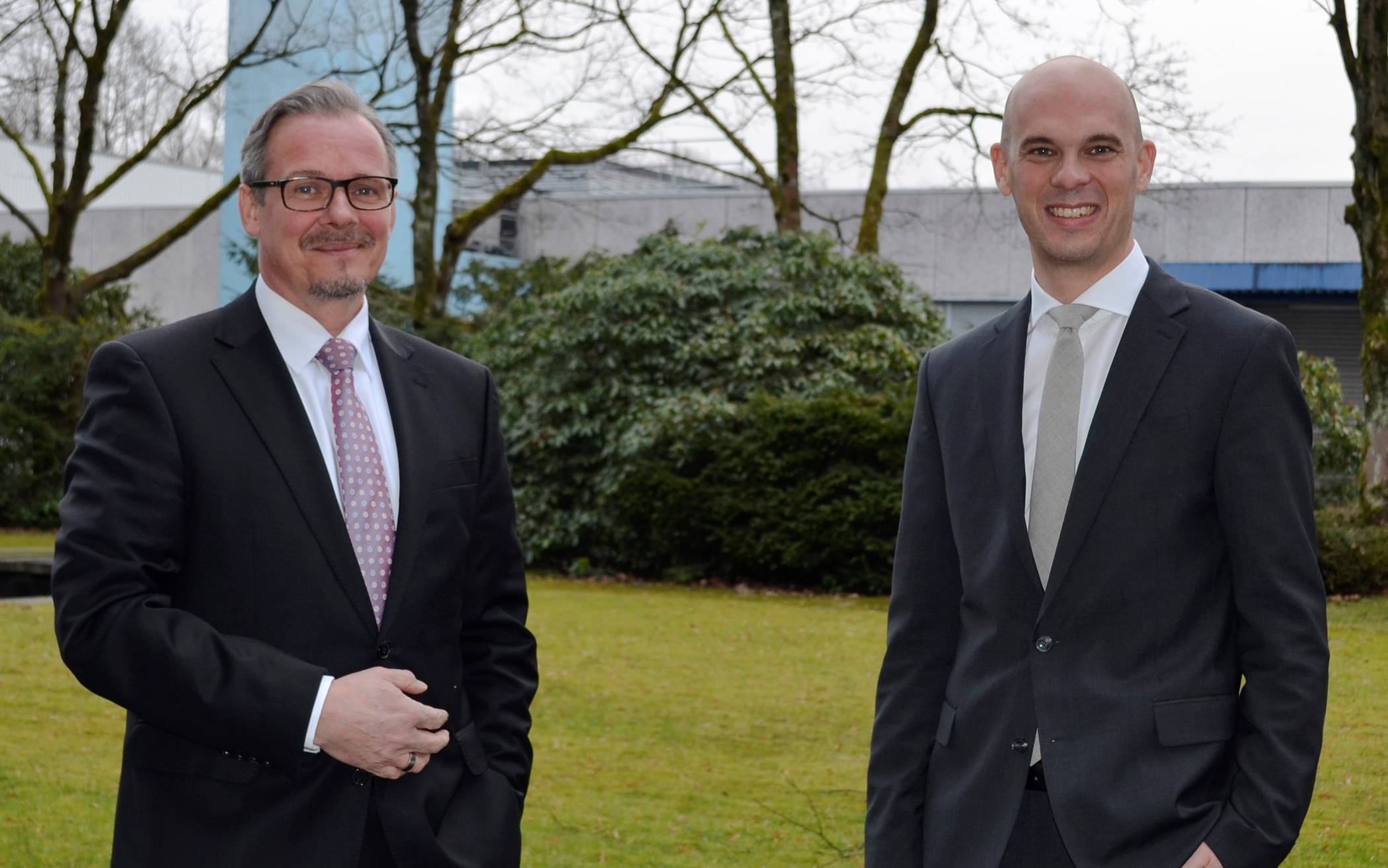  Andreas Pauksch (l.) unterstützt Mathias Prestenbach und das Private-Banking-Team der Volksbank im Bergischen Land als neuer Teamleiter für den Standort Wuppertal. 