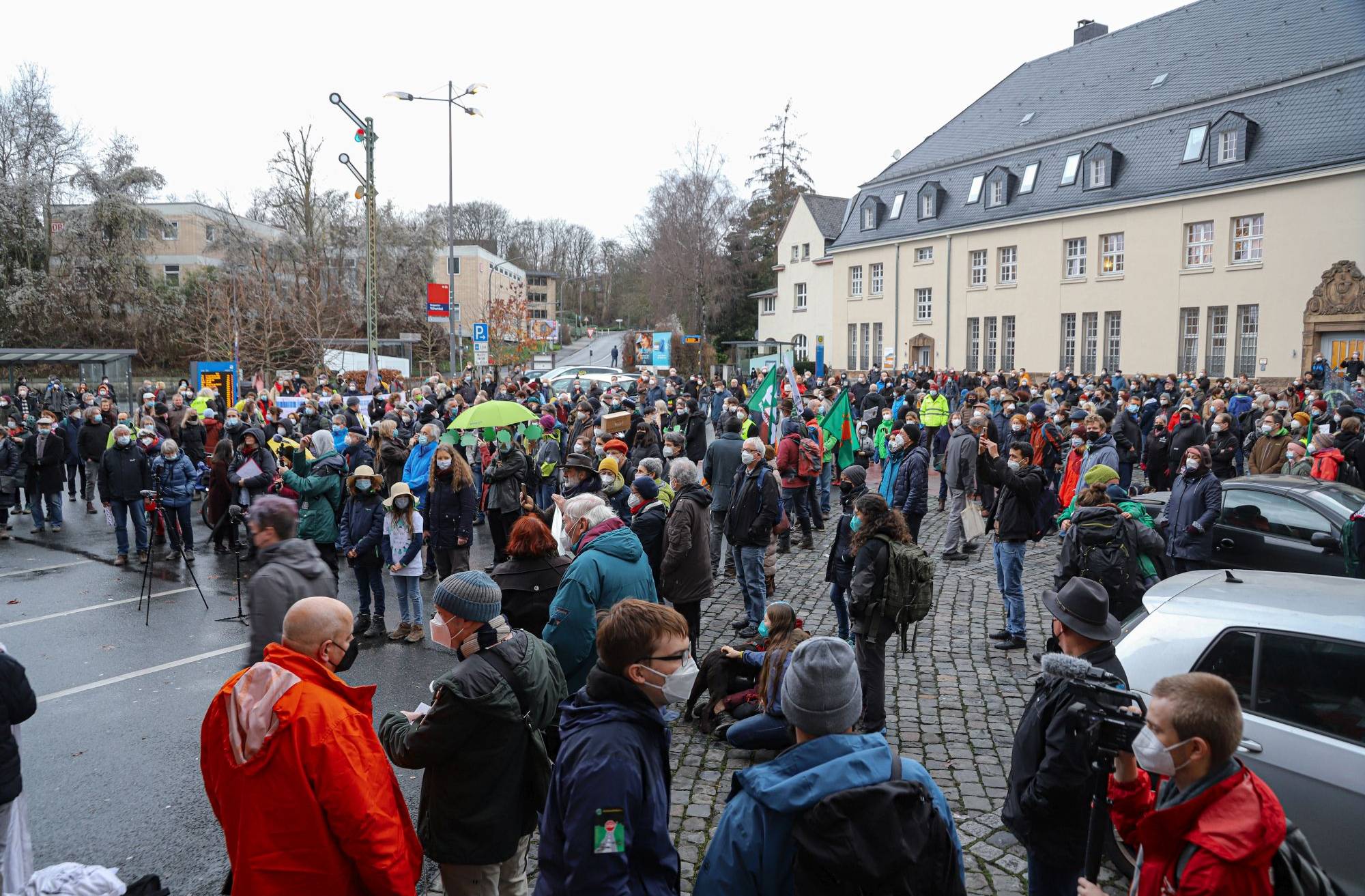 Bereits Anfang Januar demonstrierten Bürgerinnen und Bürger vor dem Bahnhof in Vohwinkel. 