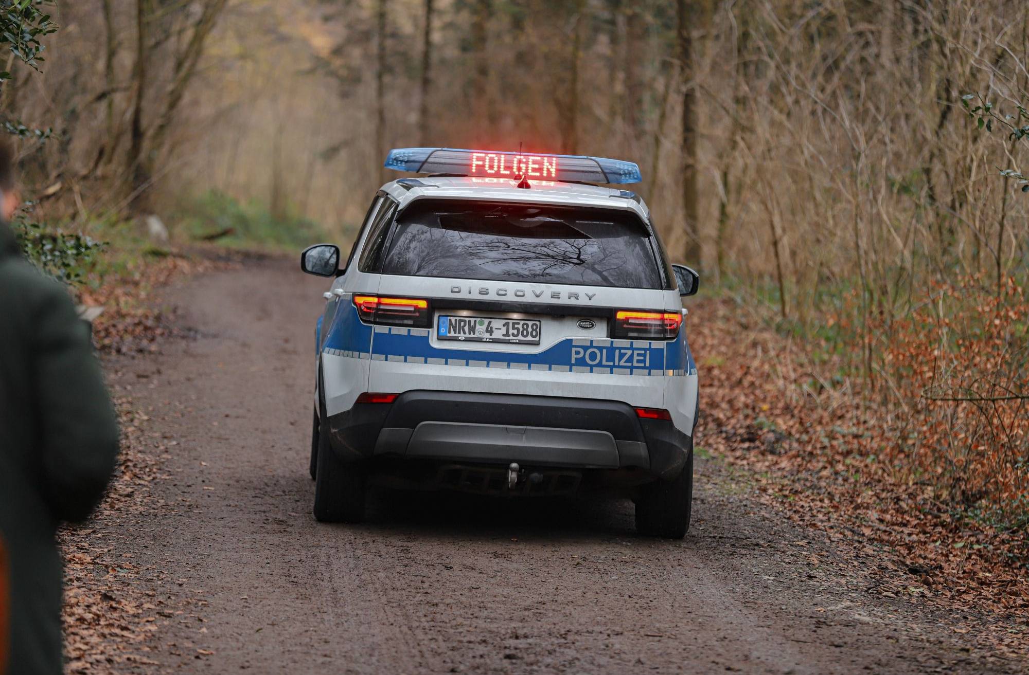 Polizeiwagen im Osterholz-Wald.