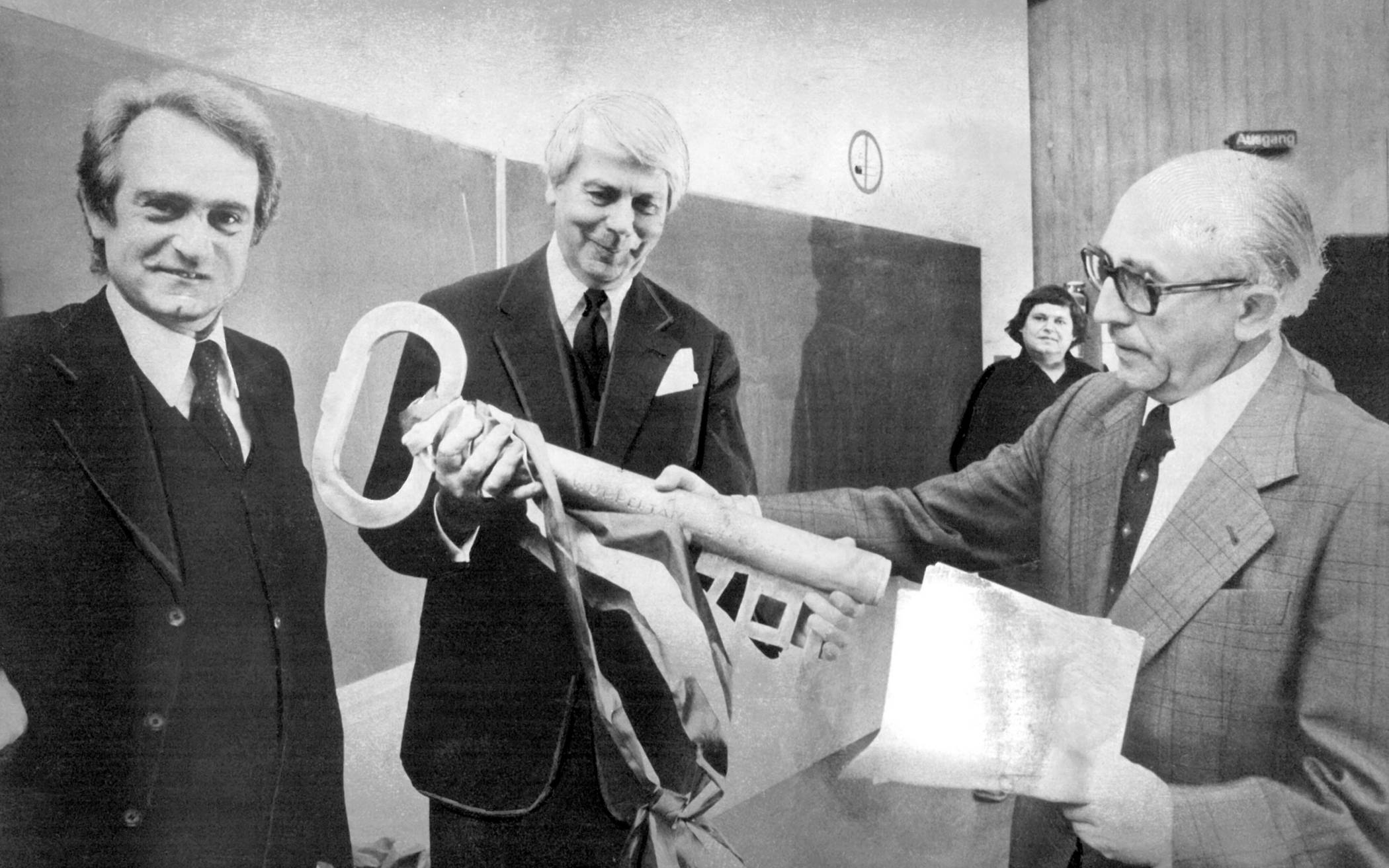  Schlüsselübergabe am 24. Oktober 1977 in Hörsaal 14. Links Johannes Rau, in der Mitte Gründungsrektor Professor Rainer Gruenter, rechts der damalige NRW-Finanzminister Professor Friedrich Halstenberg.    