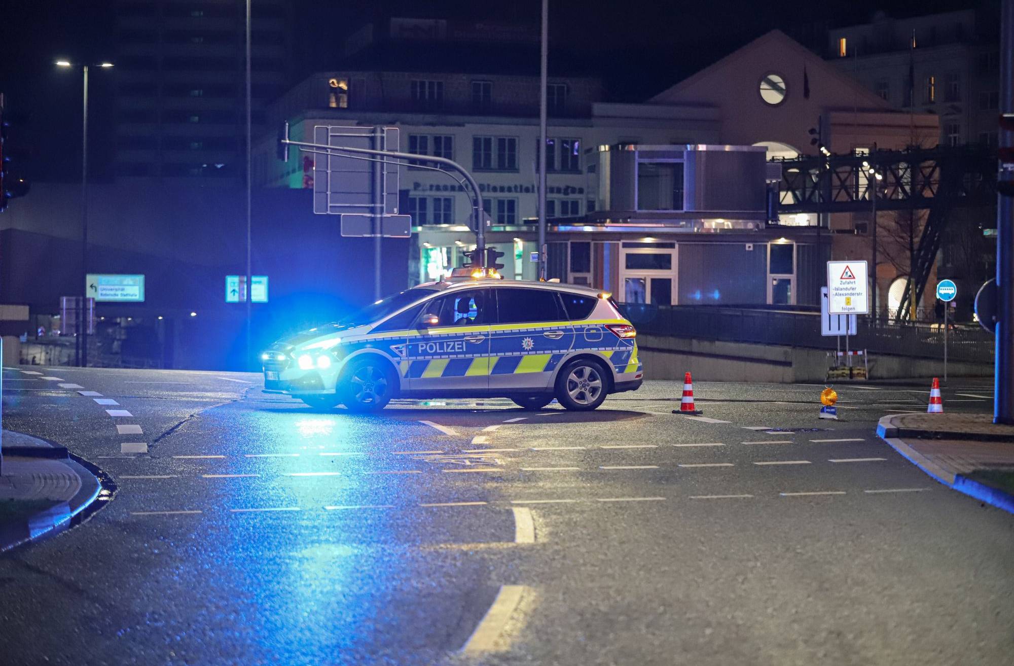 Ein 22-jähriger Mann war mit seiner Beifahrerin (22) in einem Audi A6 auf der...