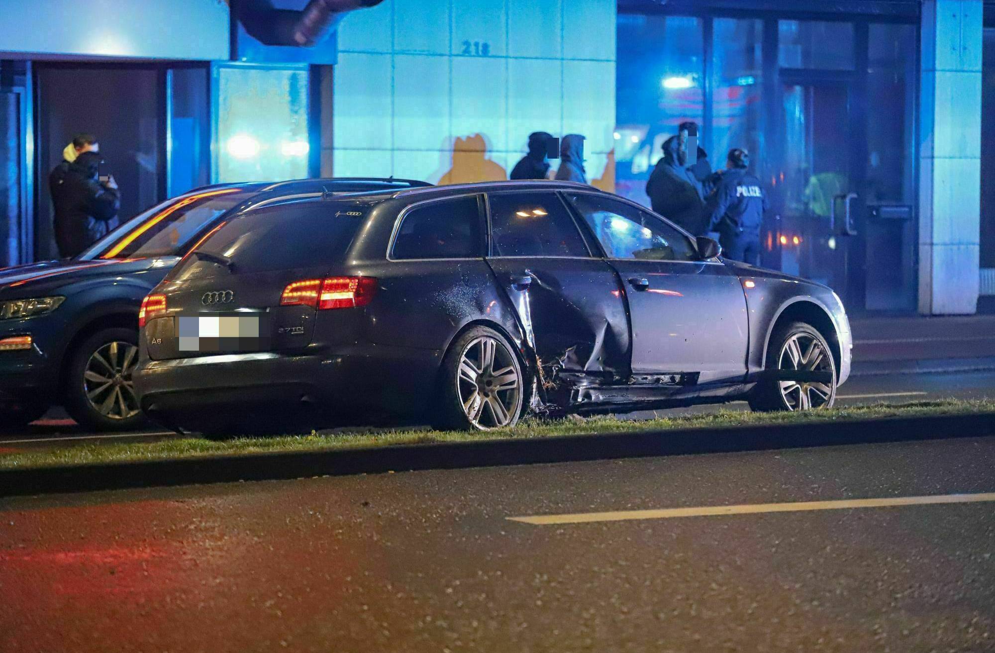 Wuppertal: Zwei Audis stoßen auf der Bundesallee zusammen