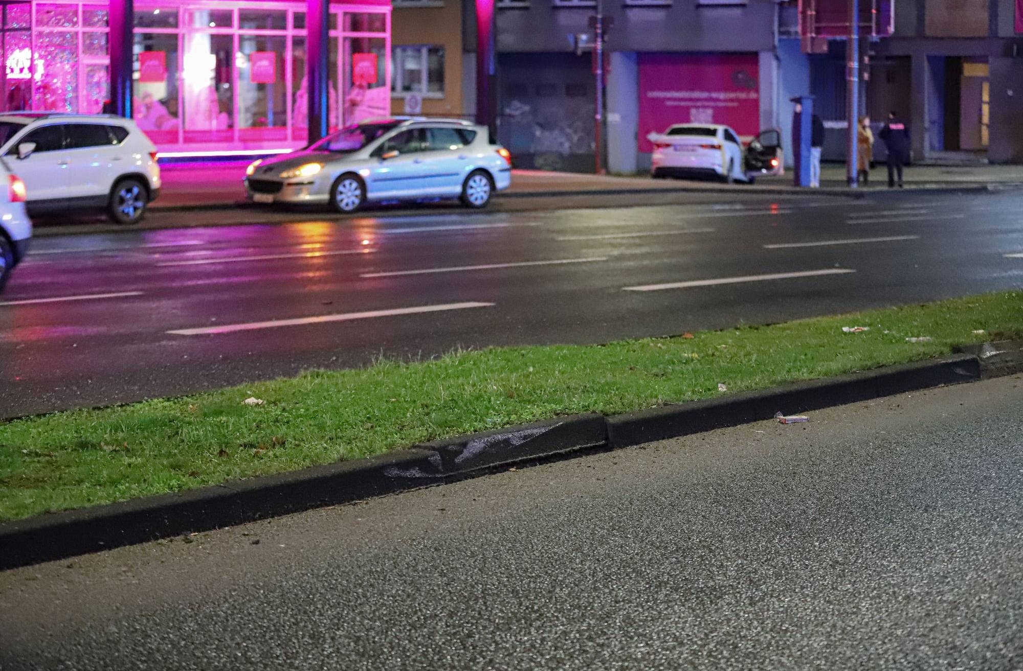 Im Zuge des Unfallgeschehens wurde der A6 gegen einen Ampelmasten und der A3 auf einen...