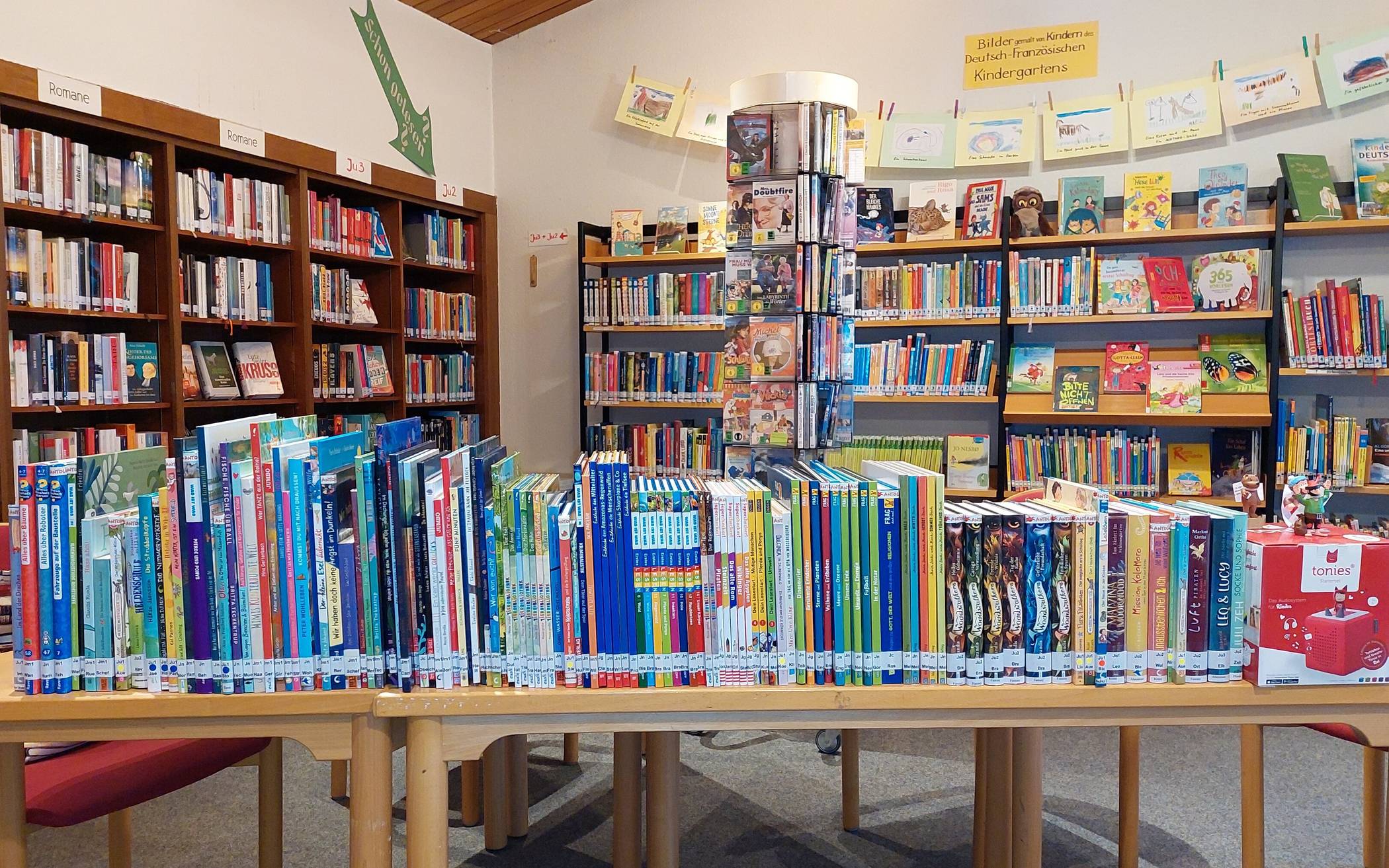  Die Bücherei in der Johanneskirche bietet Bücher, digitale Medien und Spiele für jedes Alter. 