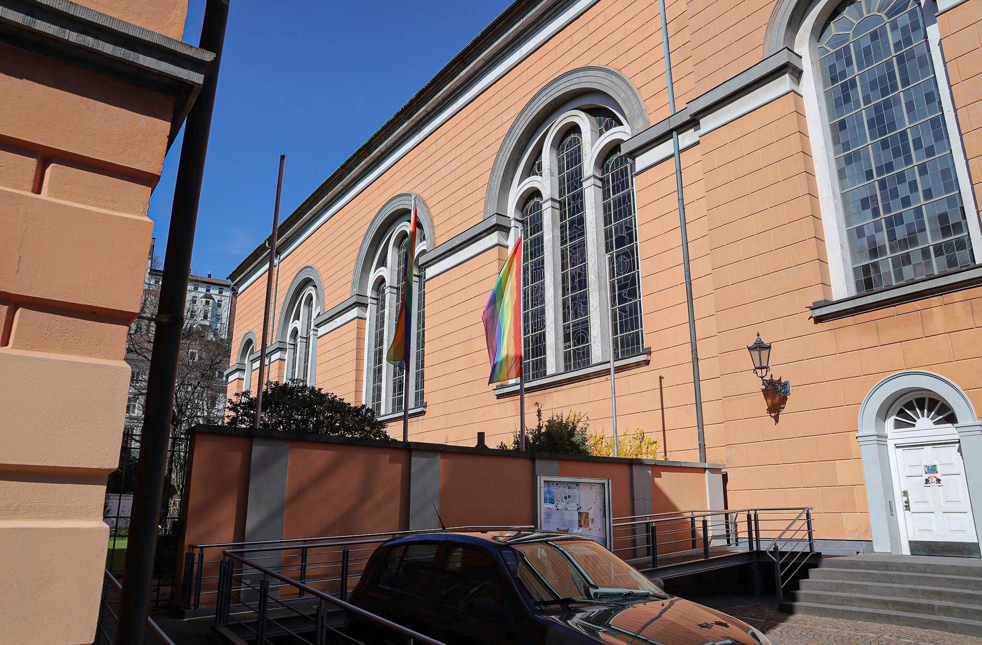  Die Regenbogenfahne im März an der St.-Laurentius-Kirche in Elberfeld. 