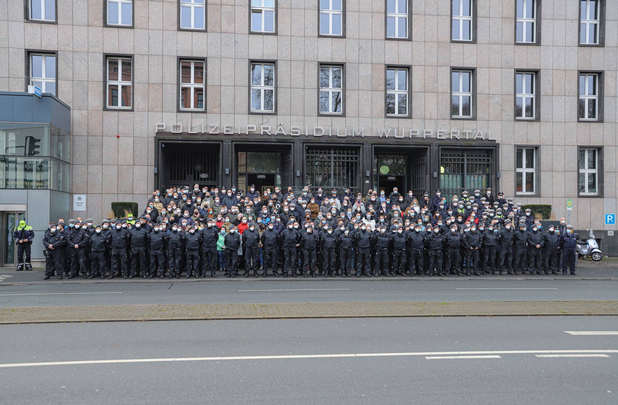  Die Wuppertaler Polizei am Freitagvormittag vor dem Präsidium. 