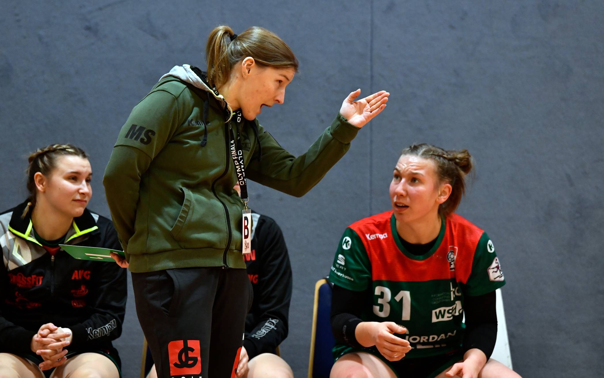  Volles Engagement: Trainerin Maja Zrnec und Zoe Stens. 