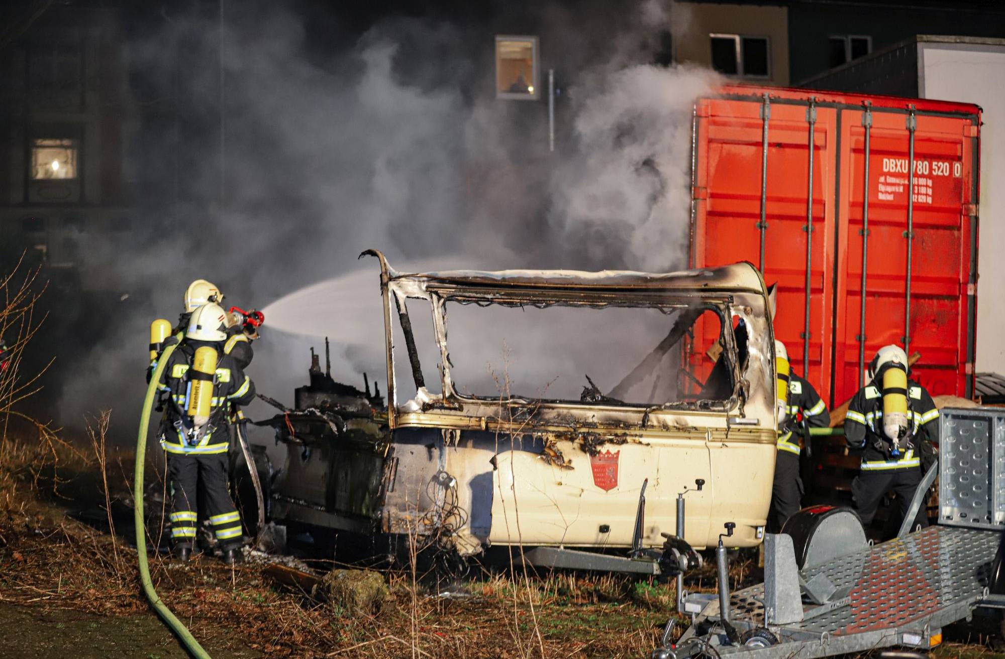  Die Feuerwehr verhinderte, dass die Flammen über einen Container auf eine Halle übergriffen. 