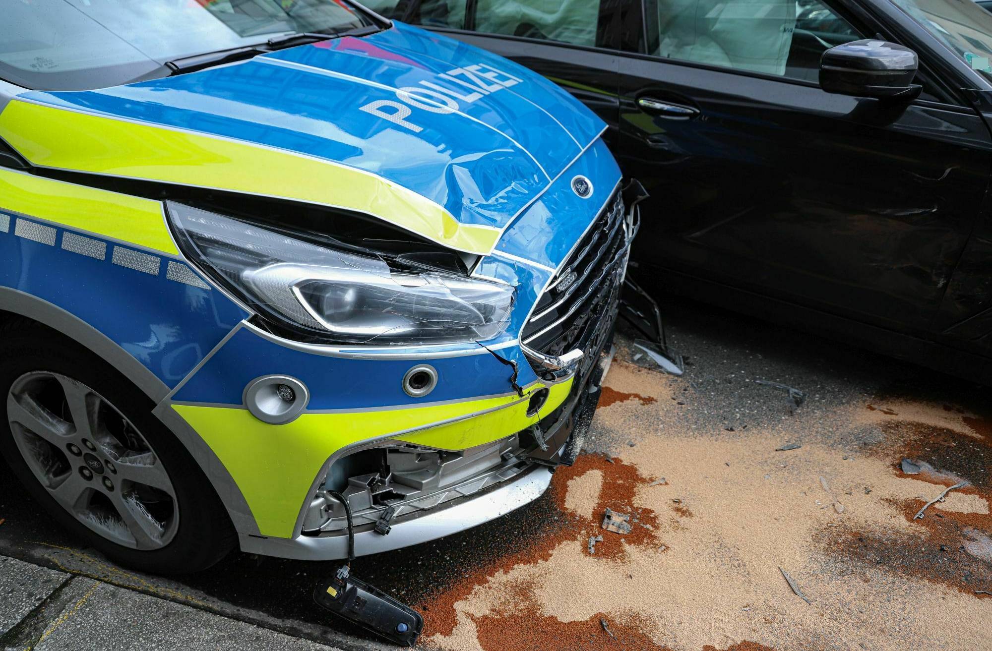 BMW kollidiert in Wuppertal mit Streifenwagen der Polizei