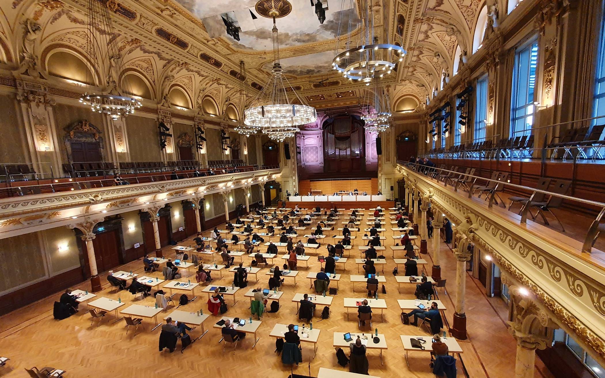  Die Ratssitzungen finden derzeit im großen Saal der Stadthalle statt.  