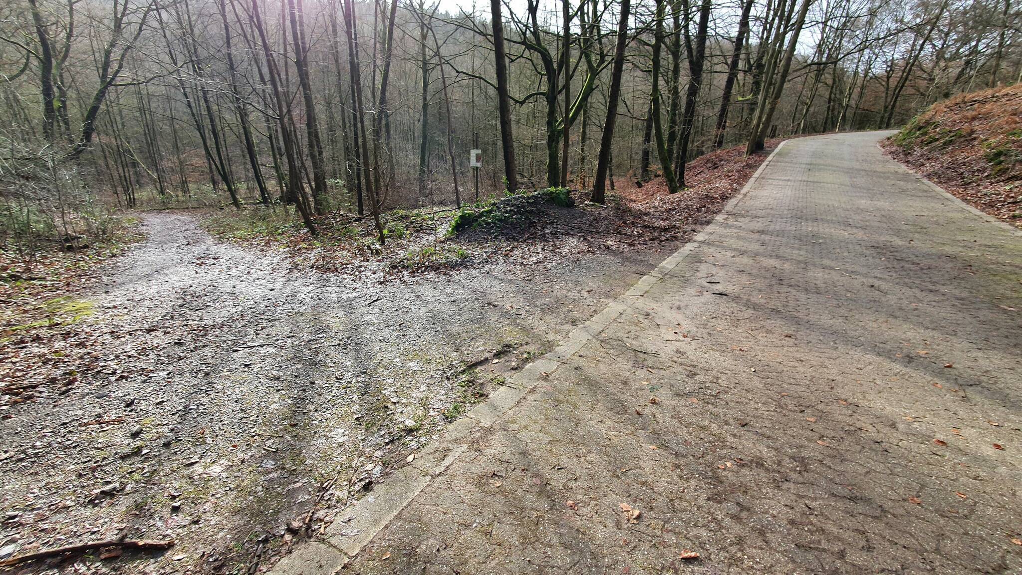 Noch einmal 200 Meter weiter bergauf stößt der Waldweg auf den alten Militärweg, der...