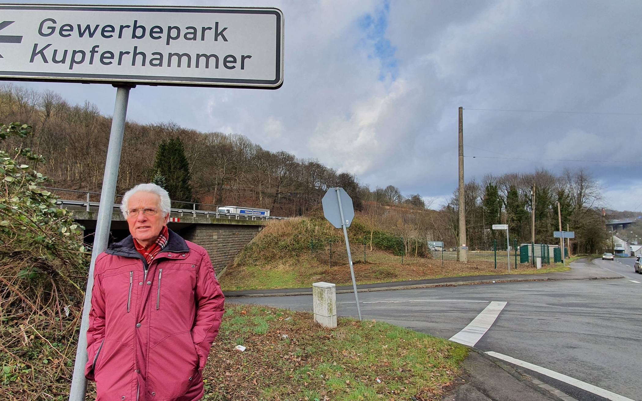 Manfred Meyers am Tal-Ausgangspunkt des Verbindungswegs nach Ronsdorf. Der Abzweig...