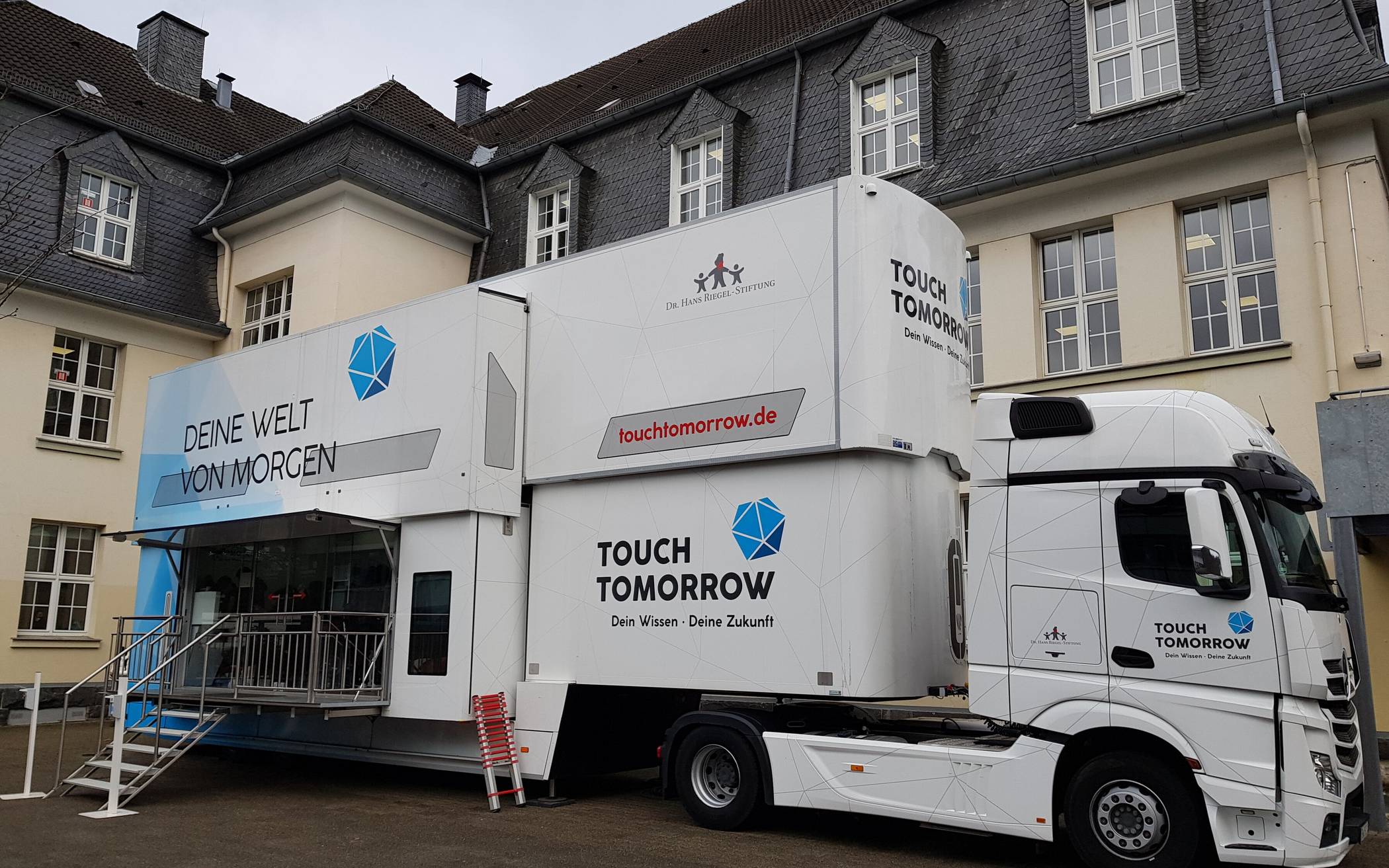 „TouchTomorrow-Truck“ zu Besuch beim Gymnasium Vohwinkel