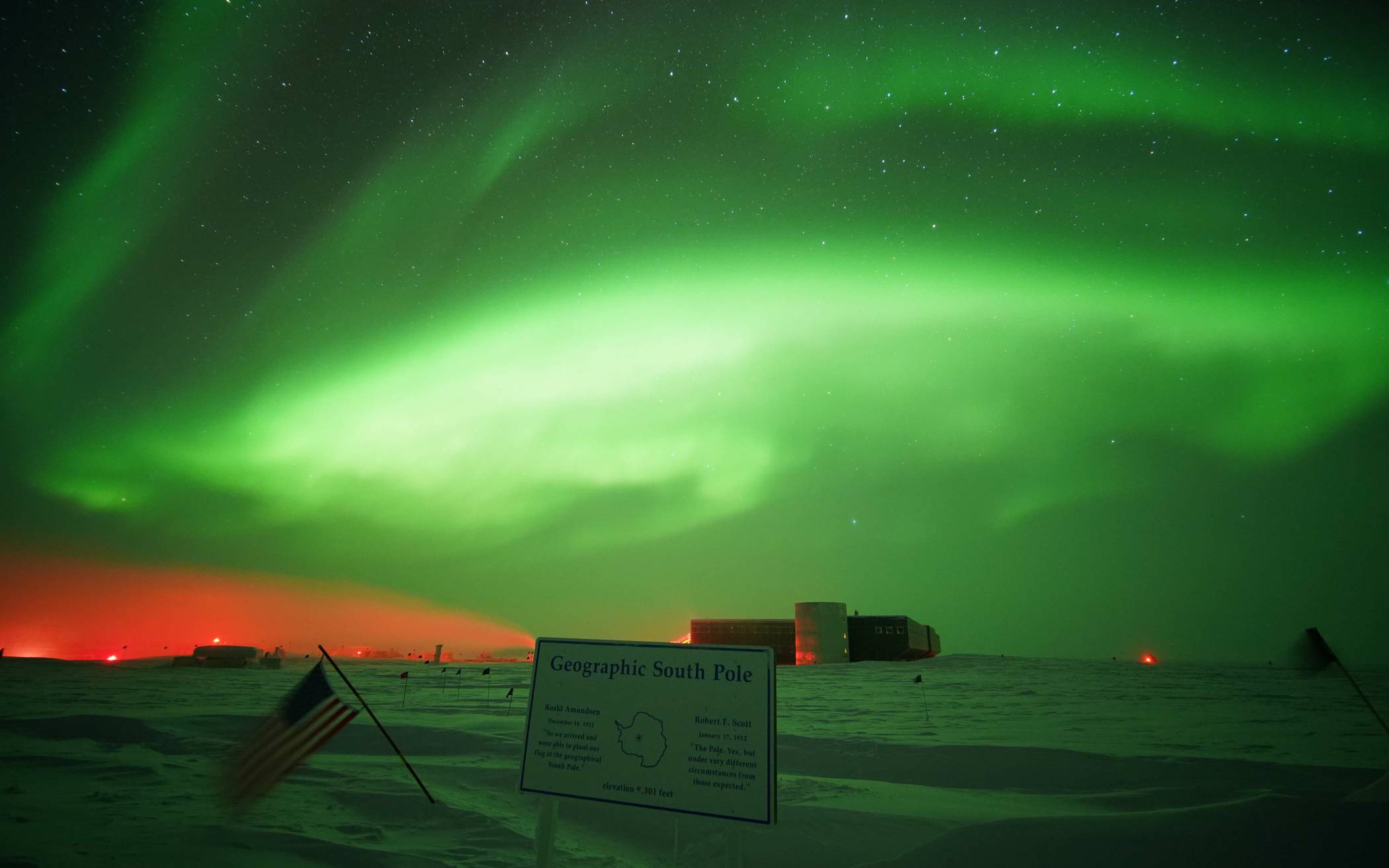  Ein beeindruckendes Schauspiel: Polarlichter an der Amundsen-Scott-Forschungsstation am geografischen Südpol. 